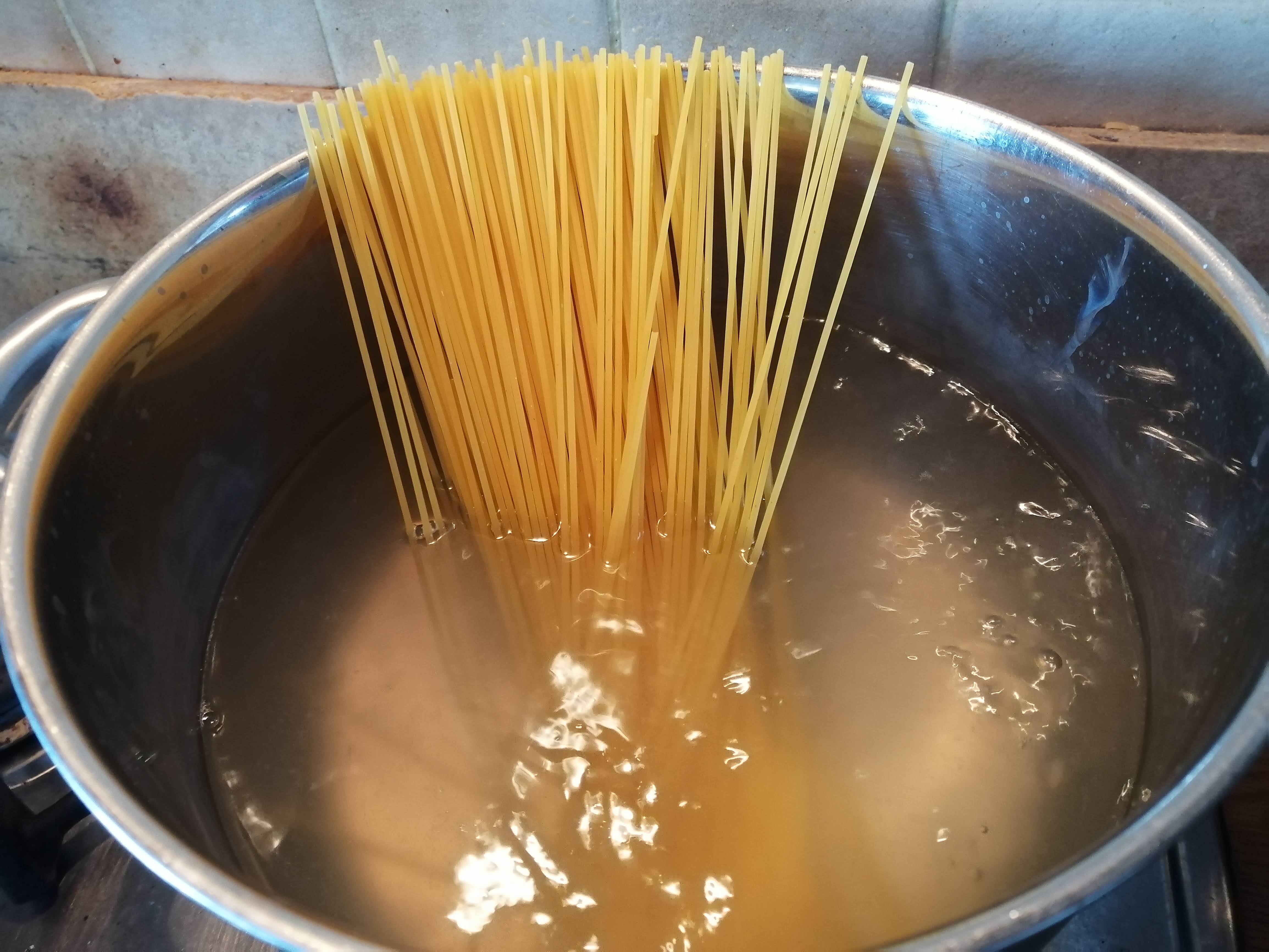 Špagety vložíme do osolenej vriacej vody v celku, nelámeme ich.