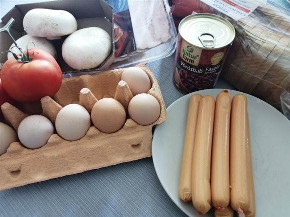 Anglické raňajky - slanina, bravčové párky, volské oko, paradajky, šampiňóny, fazuľa v paradajkovej omáčke a hrianky toastového chleba