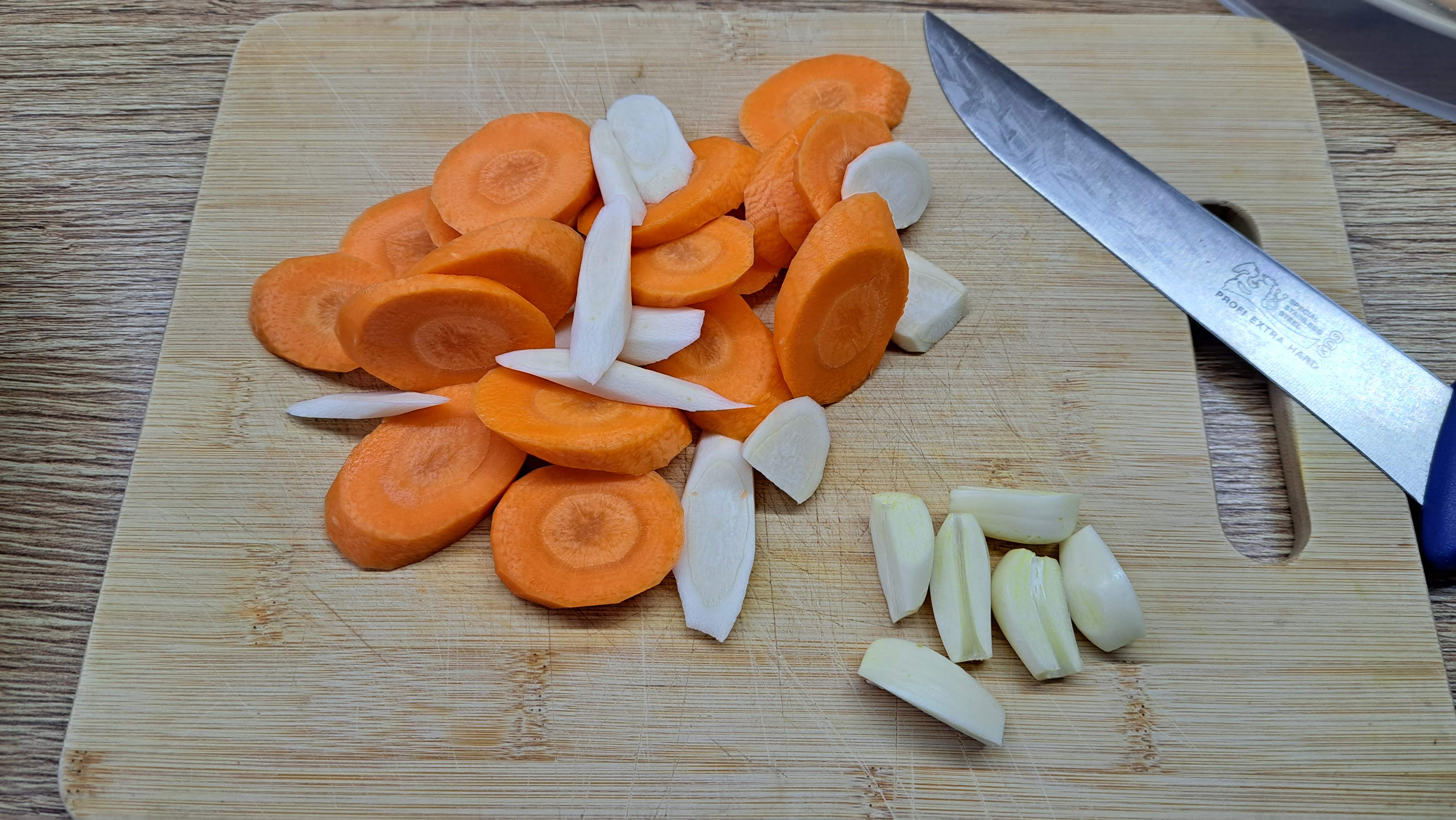 Nakrájame si koreňovú zeleninu – mrkvu a petržlen na plátky