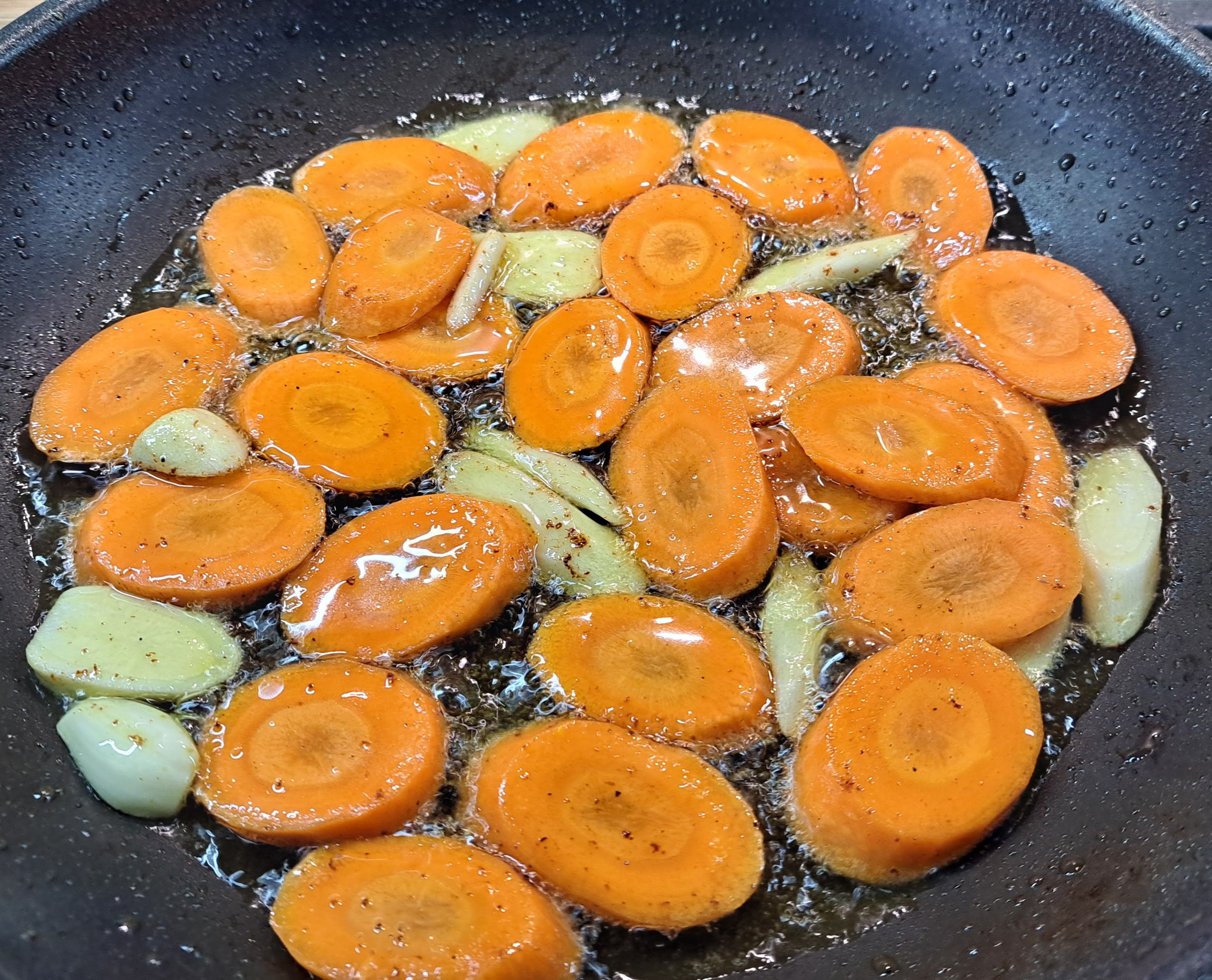 Do výpeku z mäsa a oleja pridáme nakrájanú koreňovú zeleninu a orestujeme