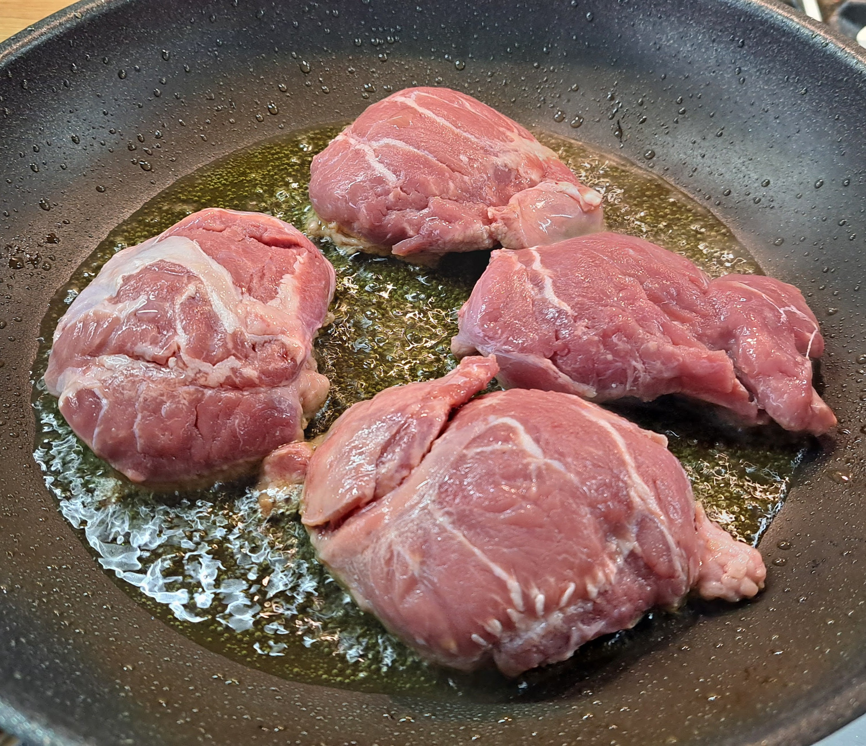 Na panvicu nalejeme trochu olivového oleja a sprudka opražíme bravčové líčka z obidvoch strán