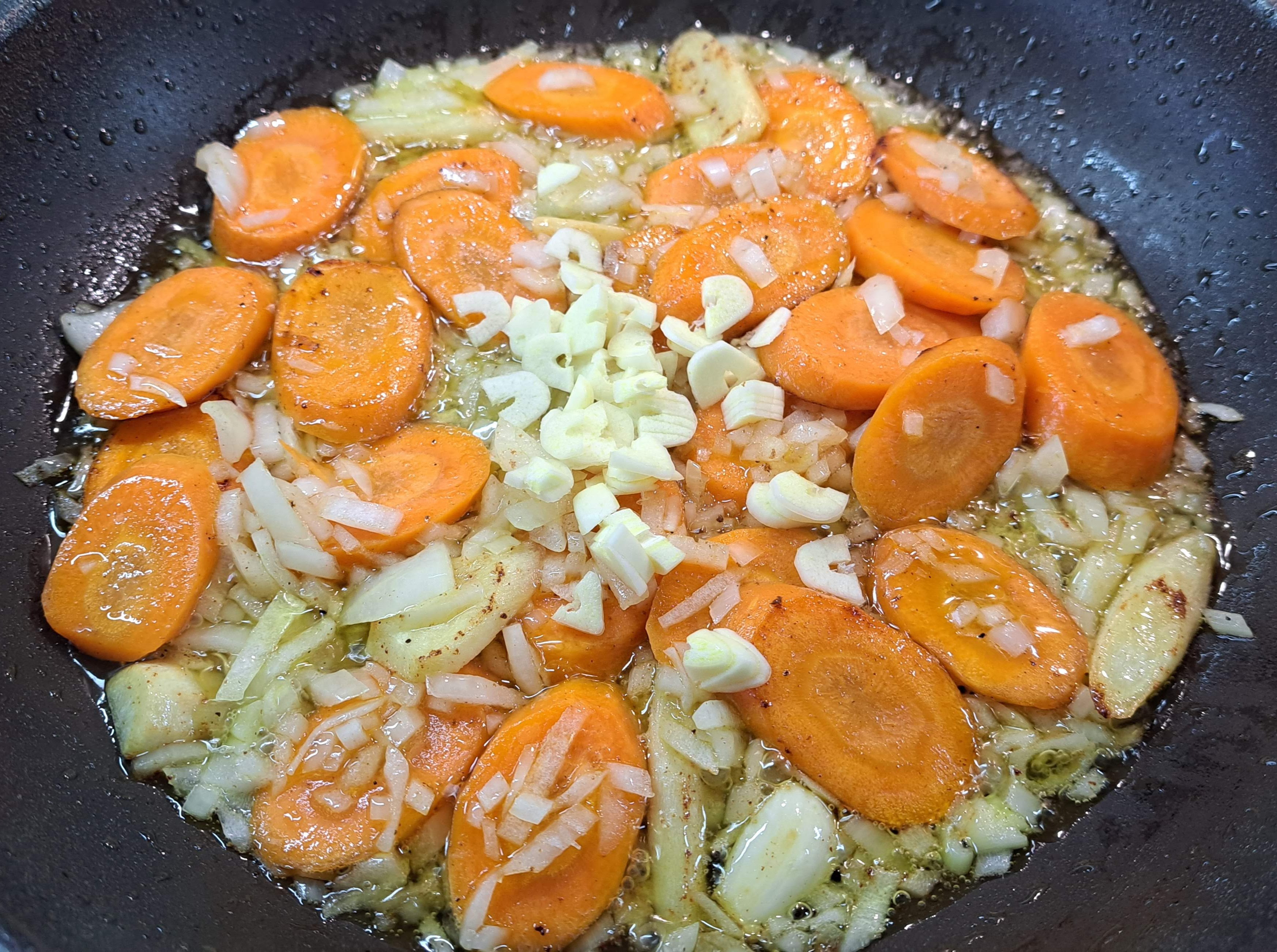 Keď je cibuľa opečená do sklovita, pridáme nadrobno nakrájaný cesnak a zarestujeme ho, kým nepustí vôňu