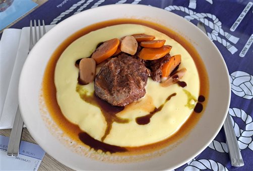 Bravčové líčka na červenom víne a koreňovej zelenine