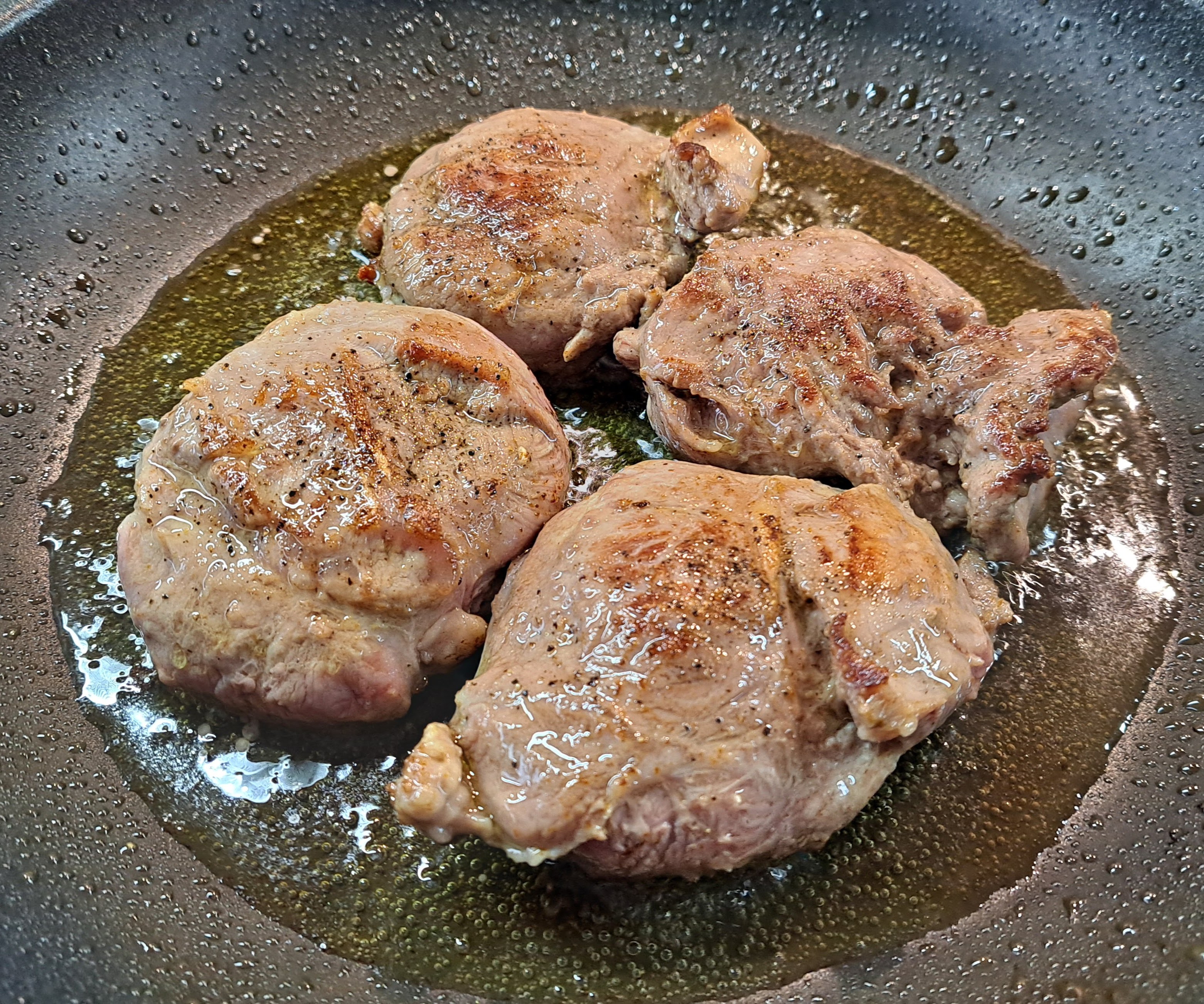 Keď je mäso zatiahnuté, vyberieme ho z panvice nabok