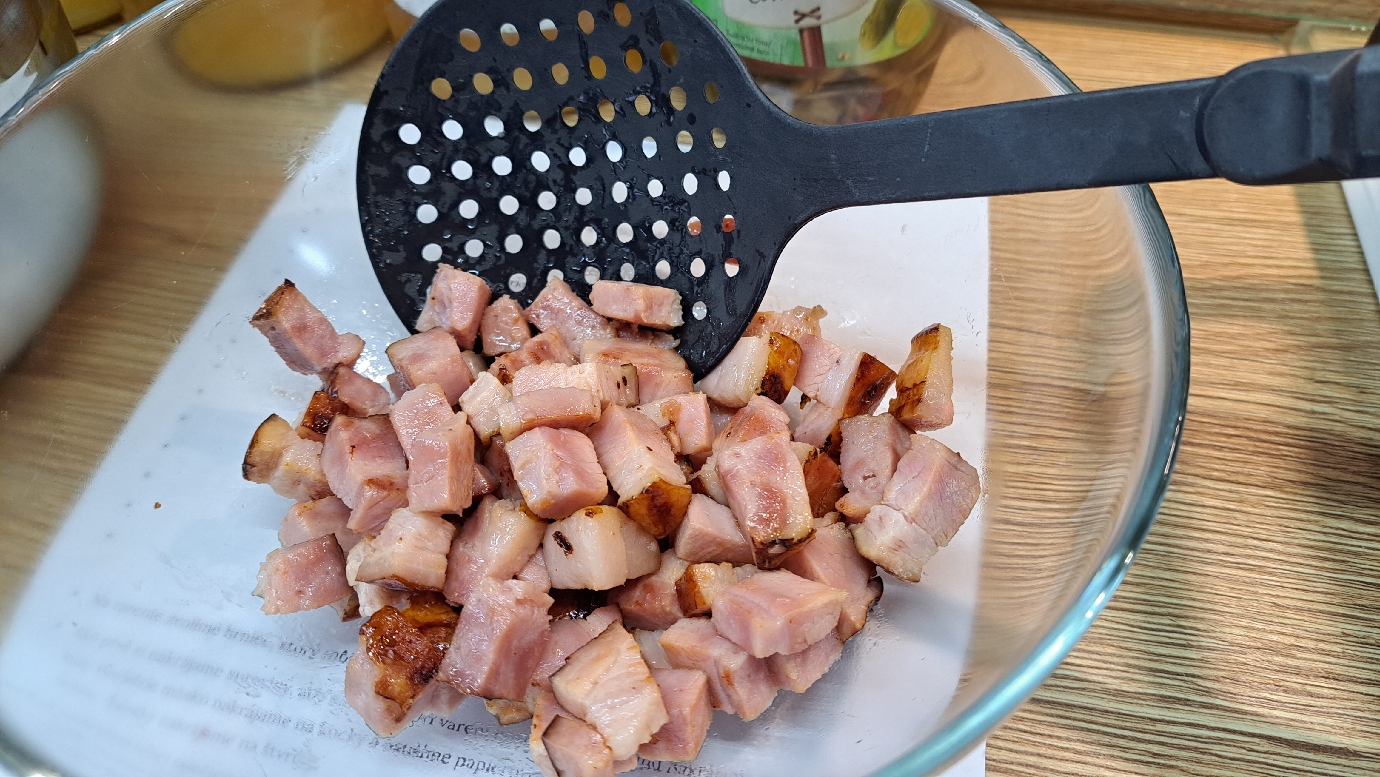 Keď je slanina vypečená, pomocou dierkovanej naberačky ju vyberieme z hrnca a preložíme nabok.