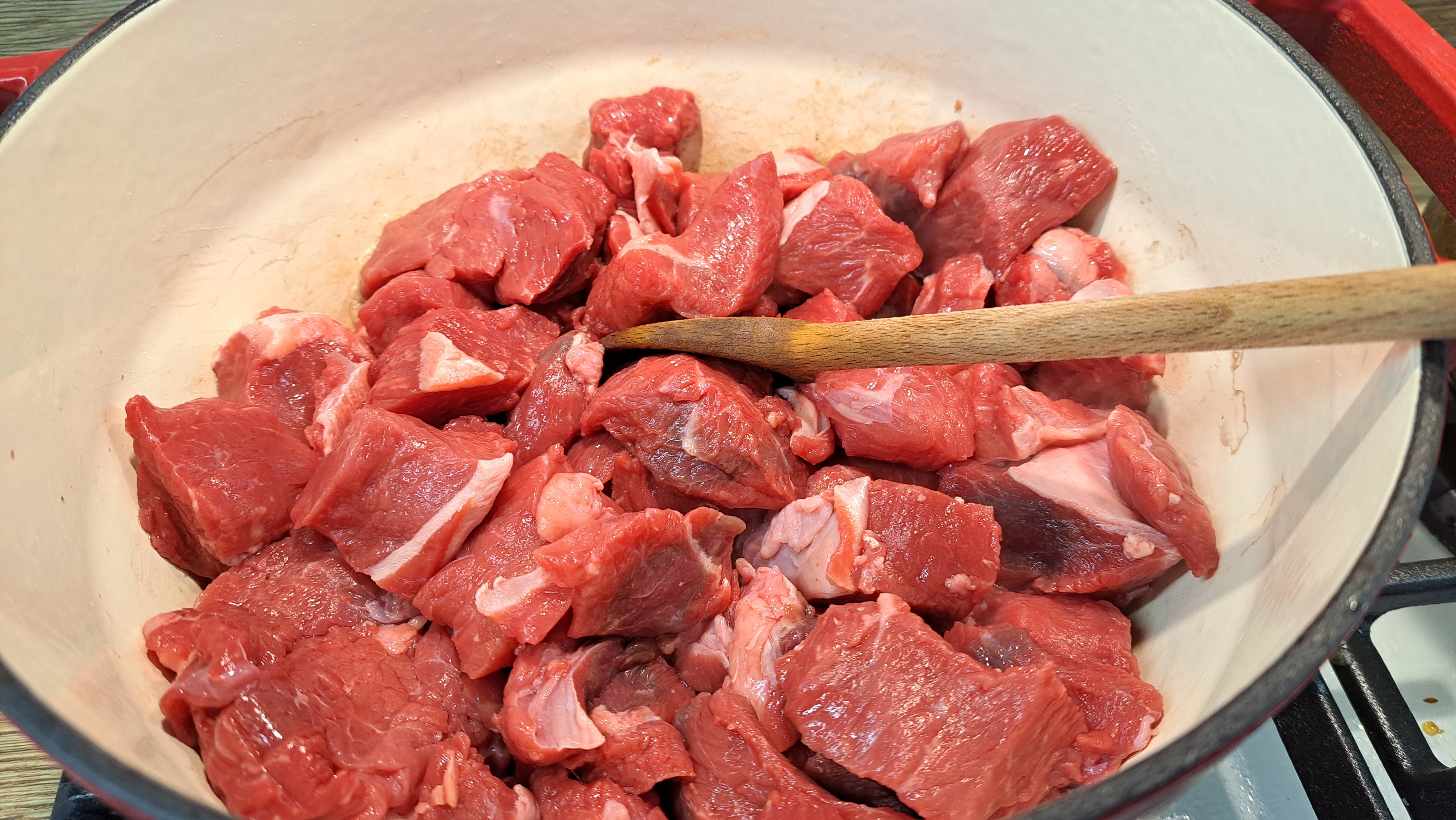 Do výpeku zo slaniny vložíme hovädzie mäso a sprudka osmažíme z každej strany