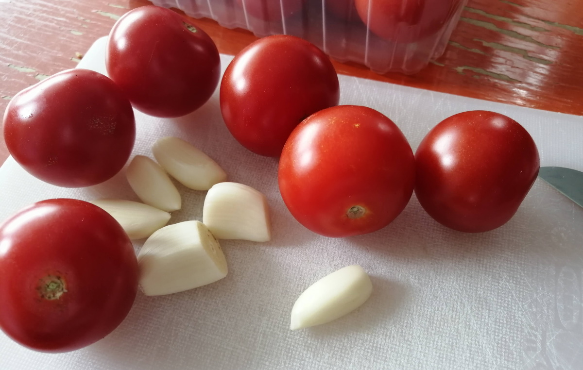 Pripravíme si ďalšie suroviny – paradajky a cesnak