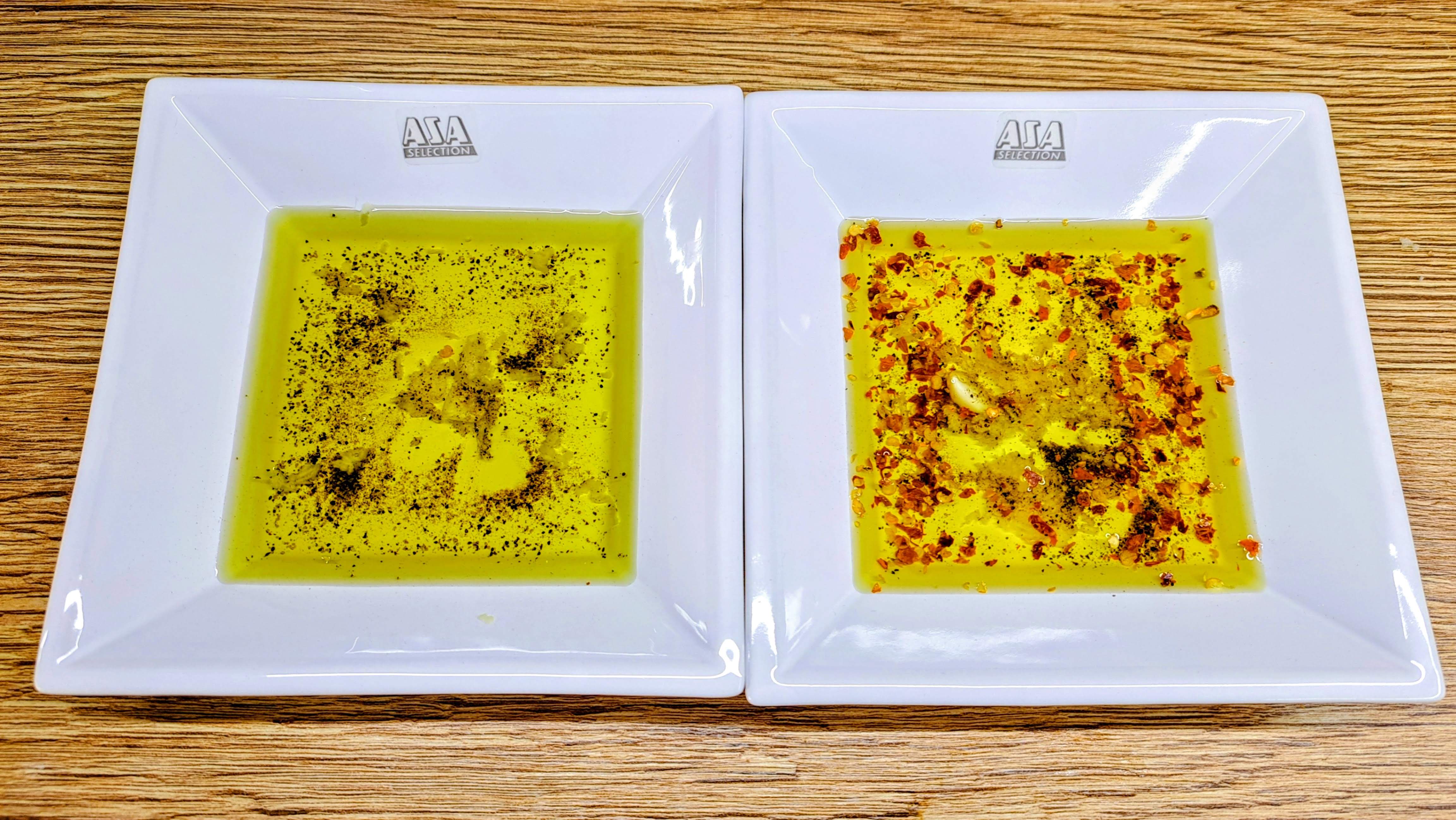 Ciabatta je výborná aj len suchá, môžeme si ju namáčať do olivového oleja s hrubou kuchynskou soľou, čiernym mletým korením, pretlačeným cesnakom a chilli