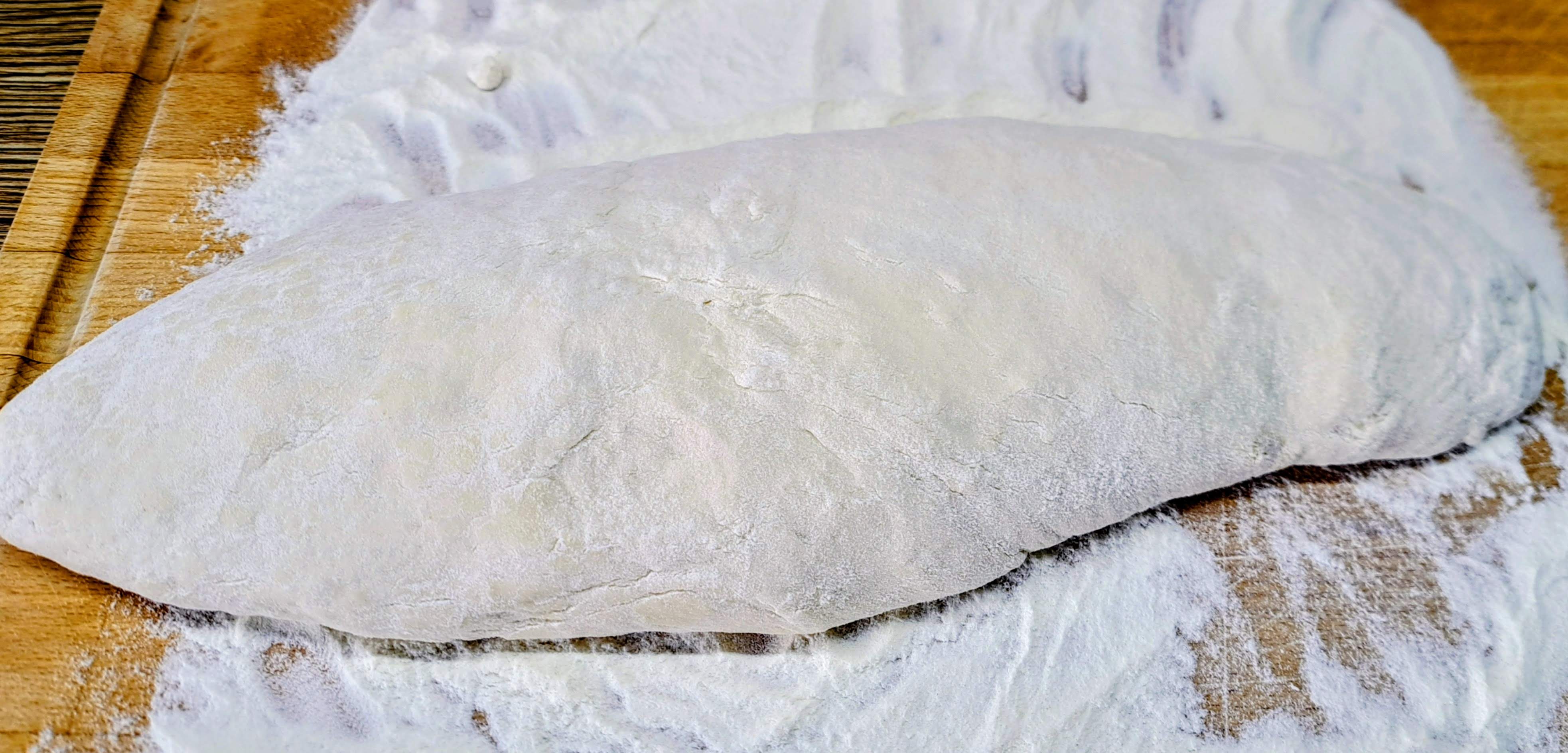 Cesto vyklopíme na silne pomúčenú dosku a jemne obalíme múkou, netlačíme.