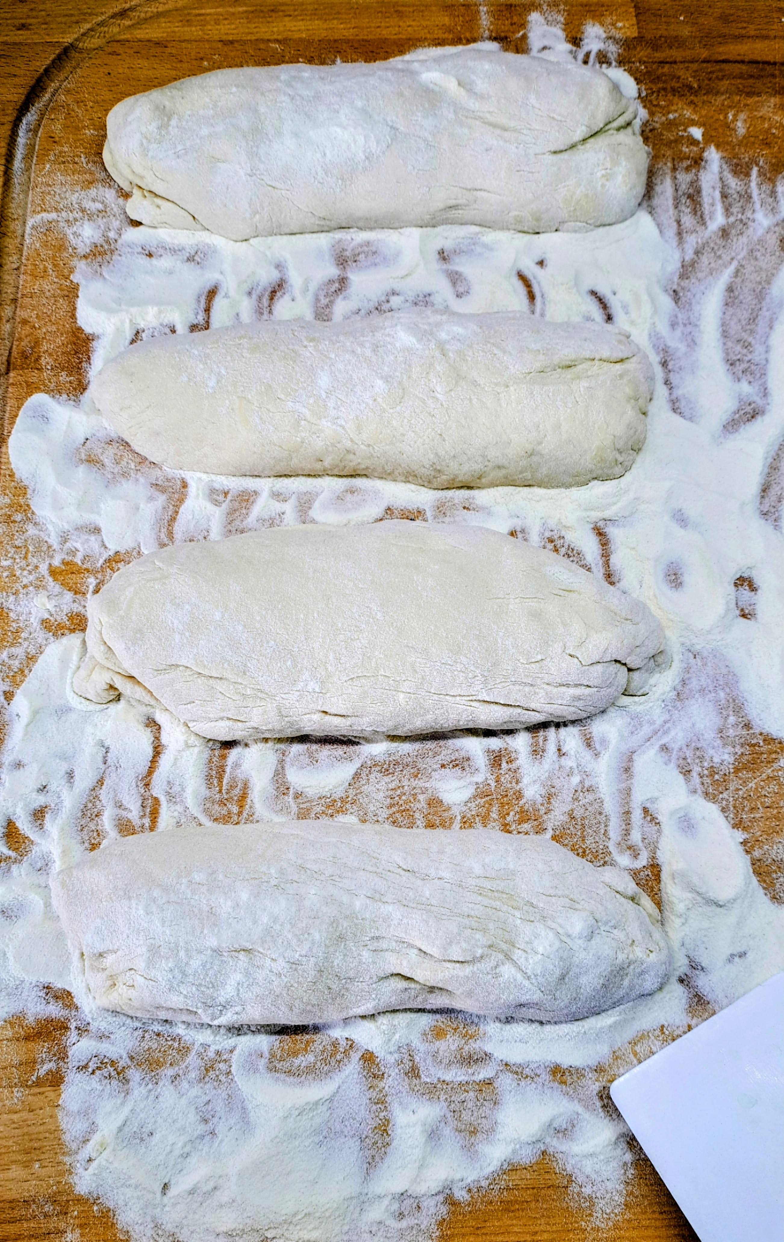 Cesto rozdelíme na štyri rovnaké kúsky a jemne z nich vytvarujeme ciabatty