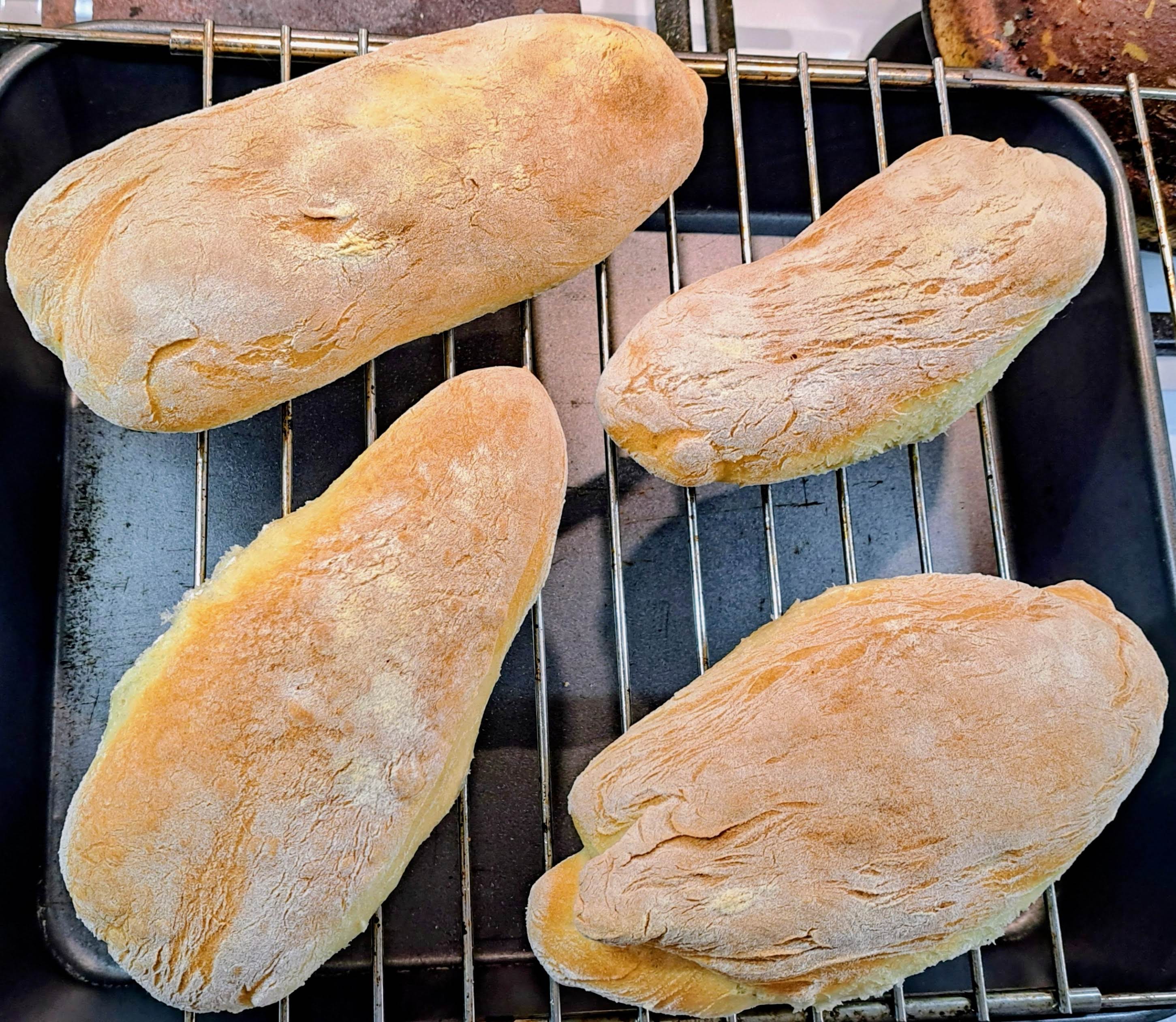 Pečieme 20 – 25 minút na 230°C horný a spodný ohrev, kým kôrka nezhnedne