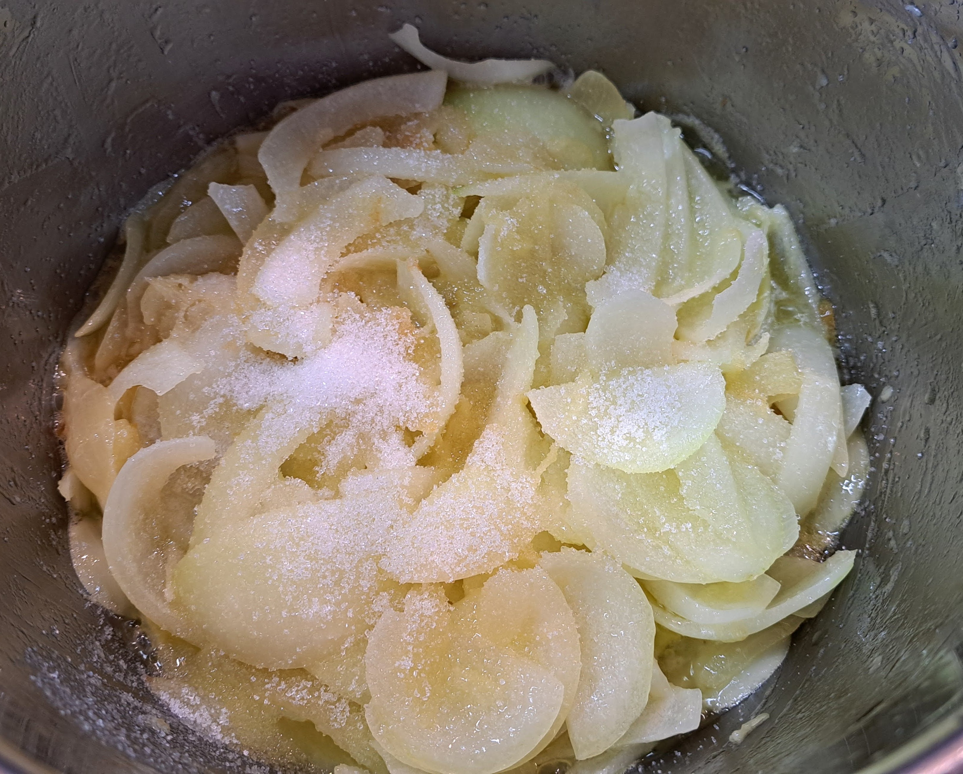 Keď je cibuľa osmažená, pridáme 2 polievkové lyžice kryštálového cukru a všetko premiešame, aby cukor skaramelizoval