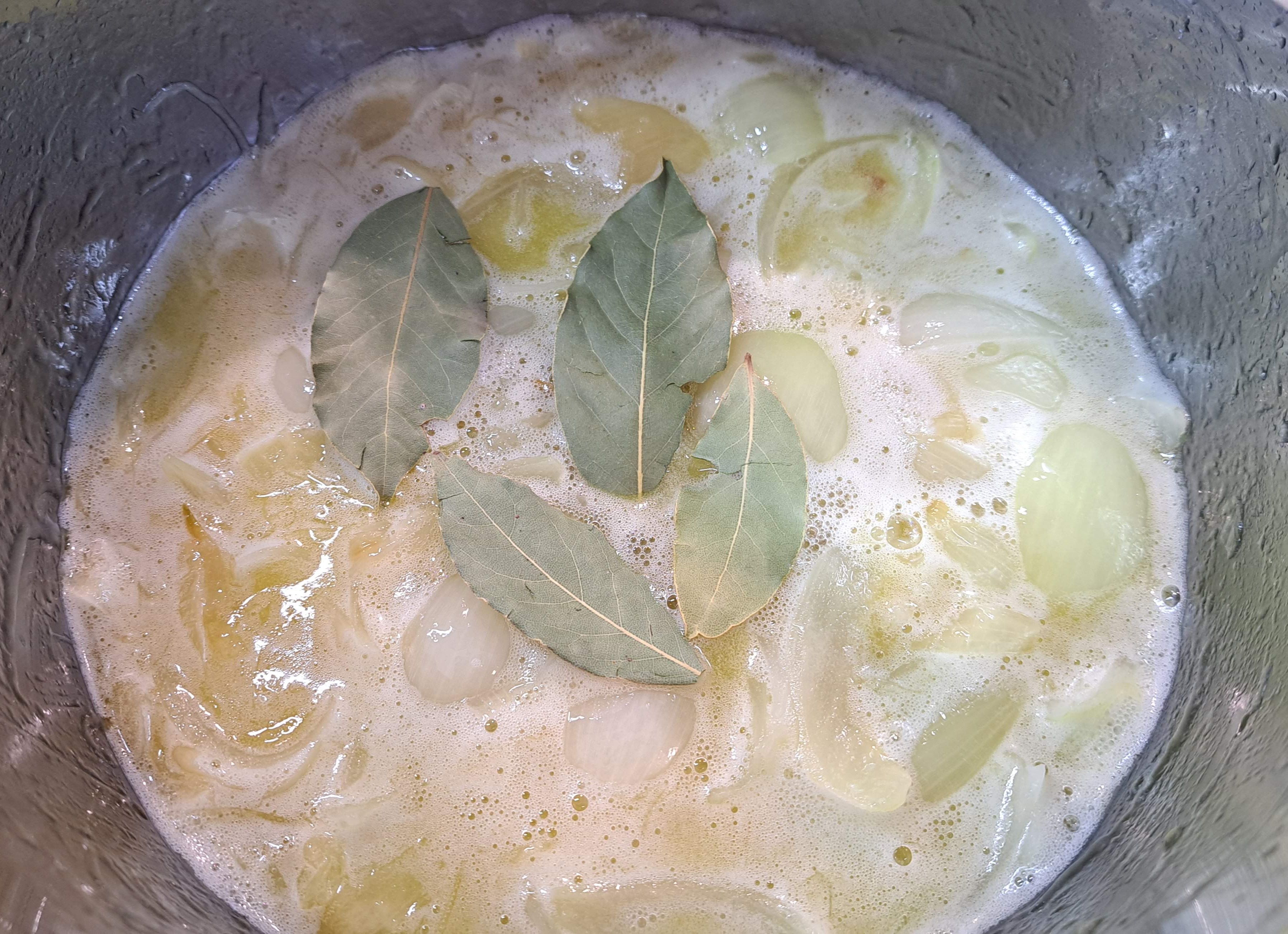 Cibuľu chvíľu dusíme, následne prilejeme do hrnca pol litra bieleho suchého vína