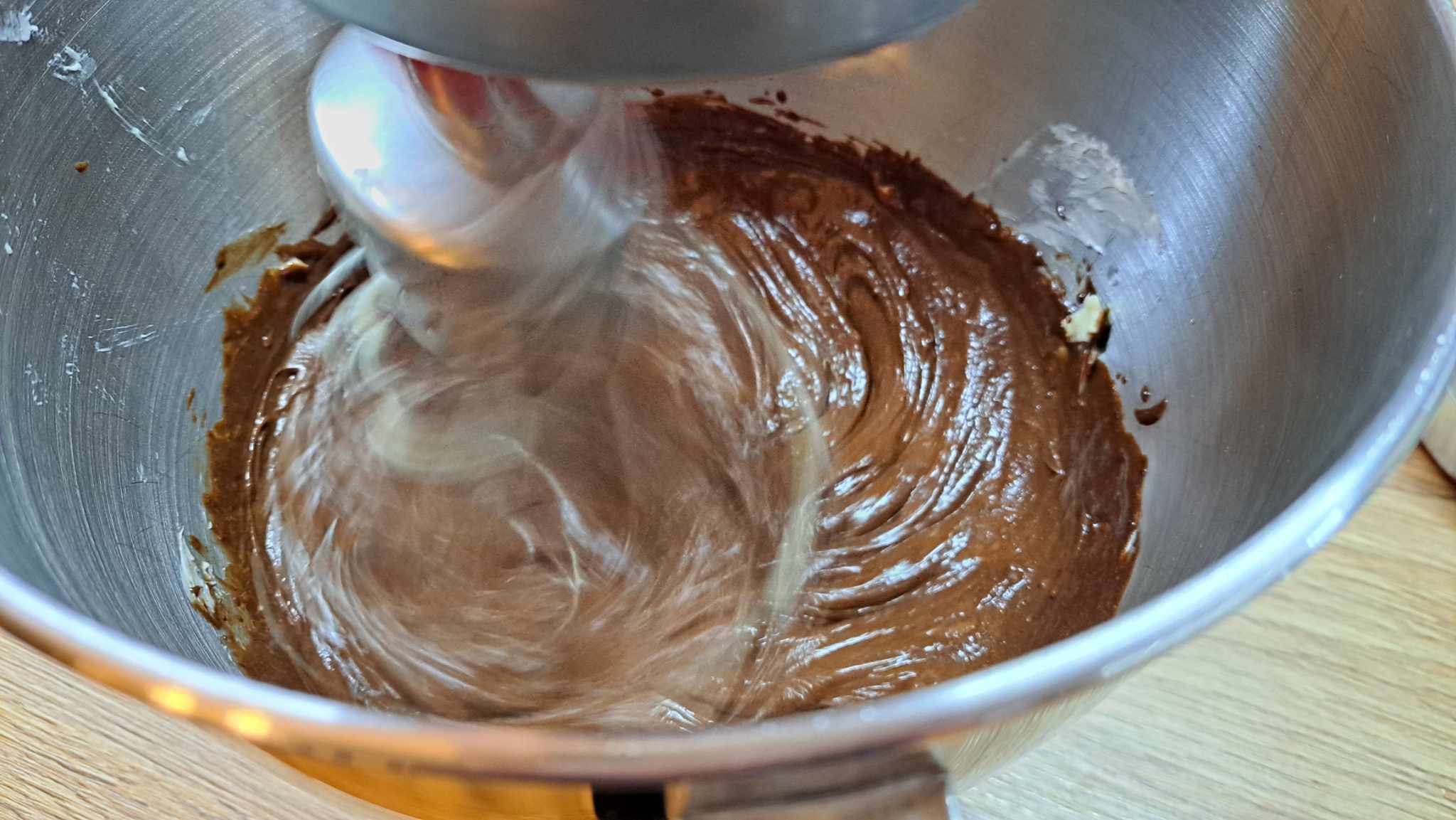 Do kakaovej zmesi postupne zašľaháme maslo