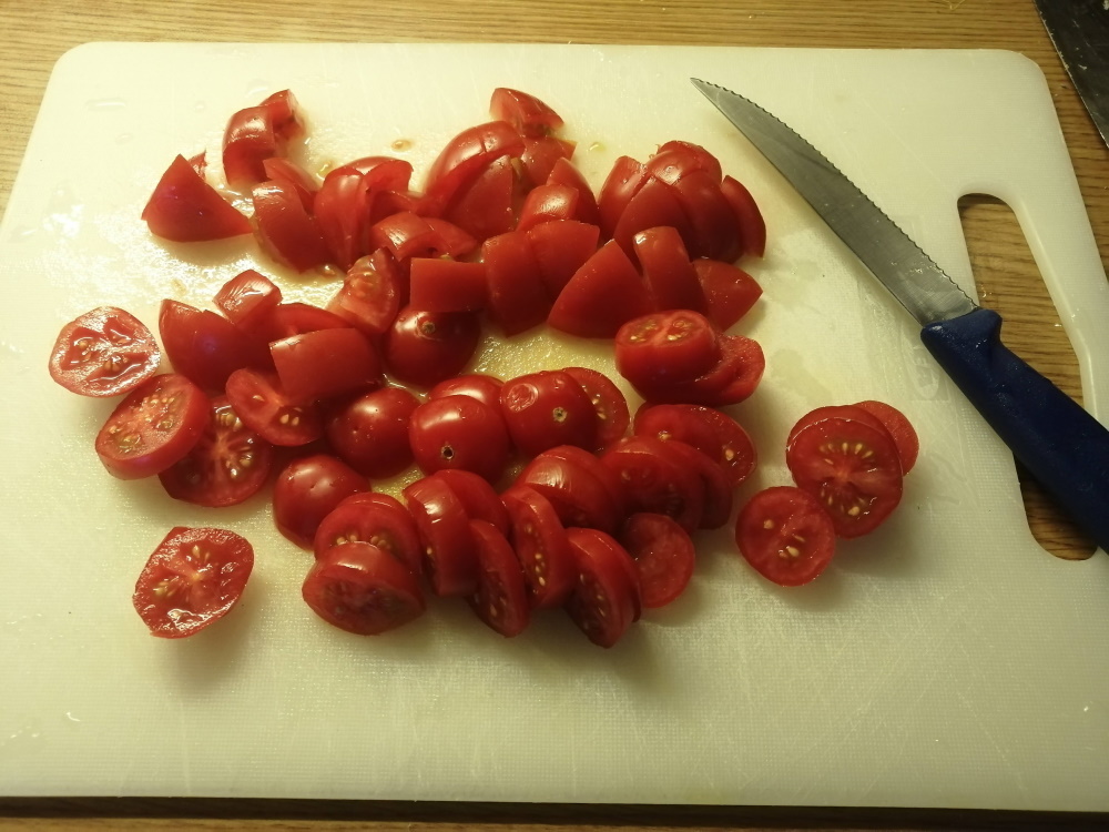 Baby paradajky nakrájame na hrubšie plátky.