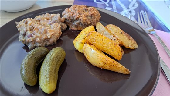 Fašírky s hŕstkovým prívarkom a pečenými zemiakmi