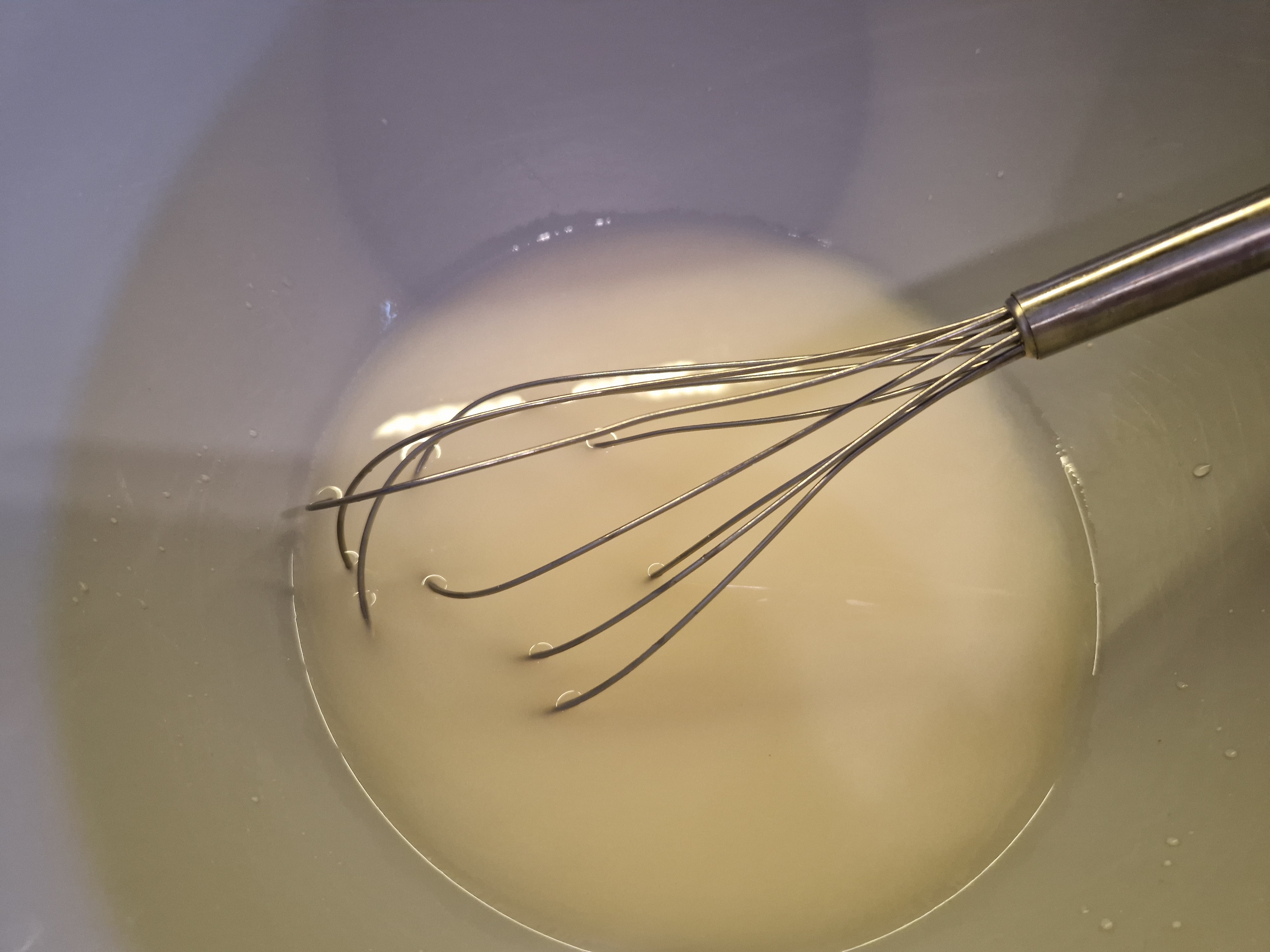 Čerstvé kvasnice rozmrvíme v miske, a metličkou rozmiešame v troch decilitroch vlažnej vody. Necháme pár minút postáť, aby sa naštartovalo kvasenie. Ak chceme proces kvasenia urýchliť, môžeme pridať aj čajovú lyžičku kryštálového cukru.