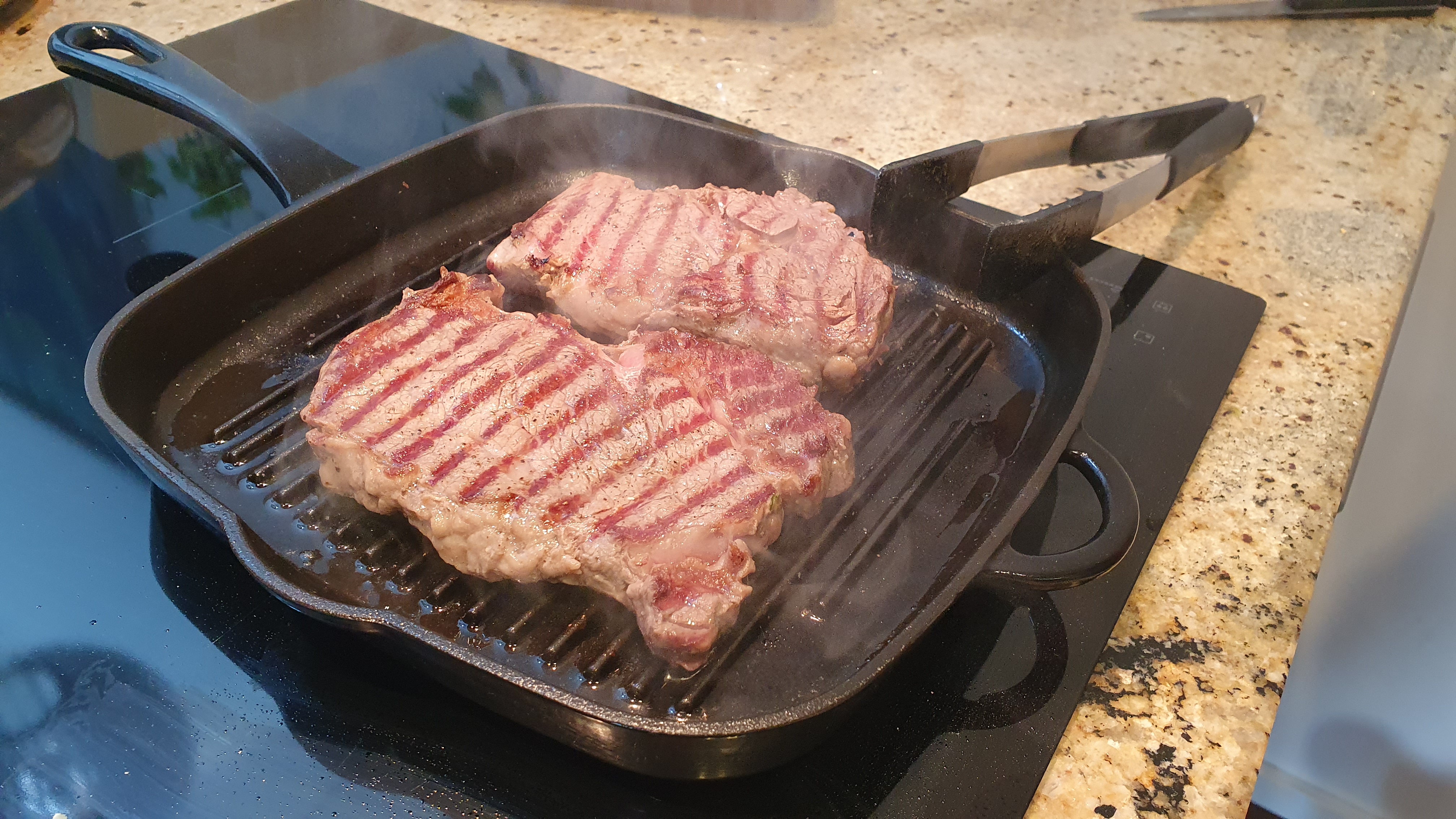 Poriadne si rozpálime steakovú panvicu s vrúbkami na vysokú teplotu. Olej netreba, pretože sme olejovali mäso. Steak z jednej strany osolíme a osolenou stranou položíme na rozpálenú panvicu. Osolíme hornú stranu a presne po dvoch minútach ho otočíme. Aj tejto strane doprajeme na panvici dve minúty.