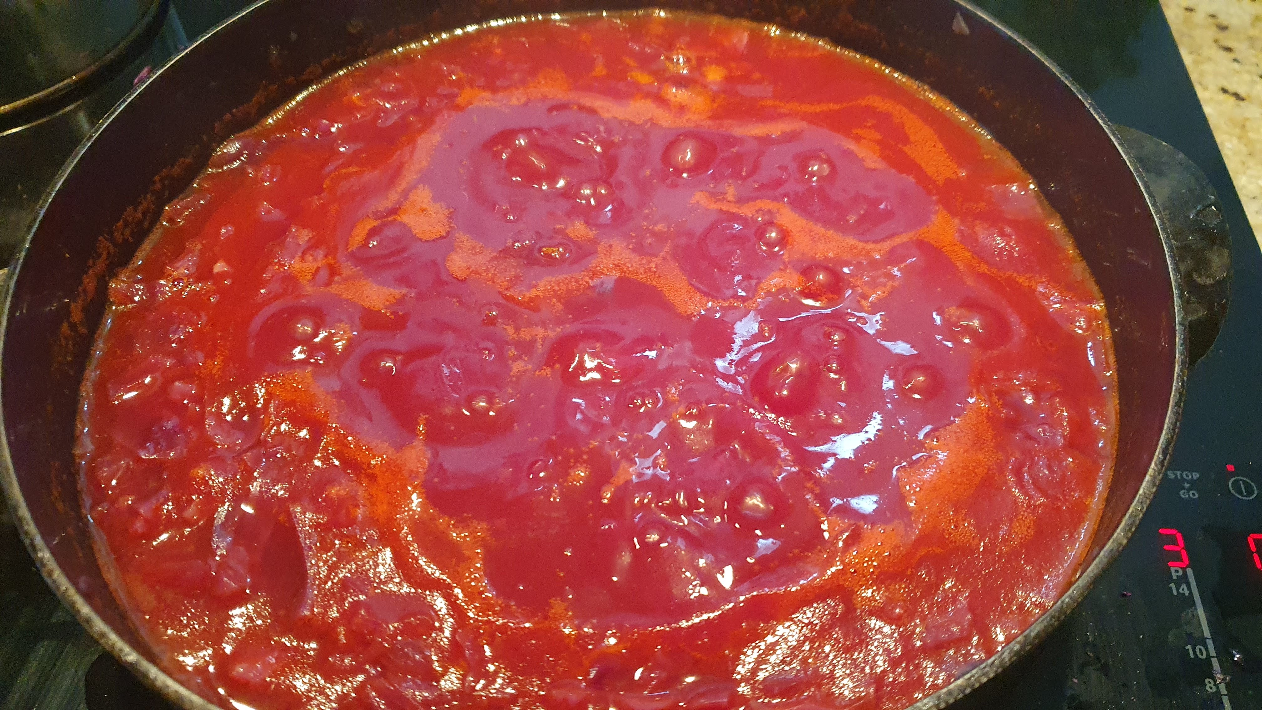 Trochu ochutnáme a keď je kapusta takmer mäkká, prilejeme paradajkový pretlak, vhodíme dnu klobásu a ešte 30 minút povaríme.