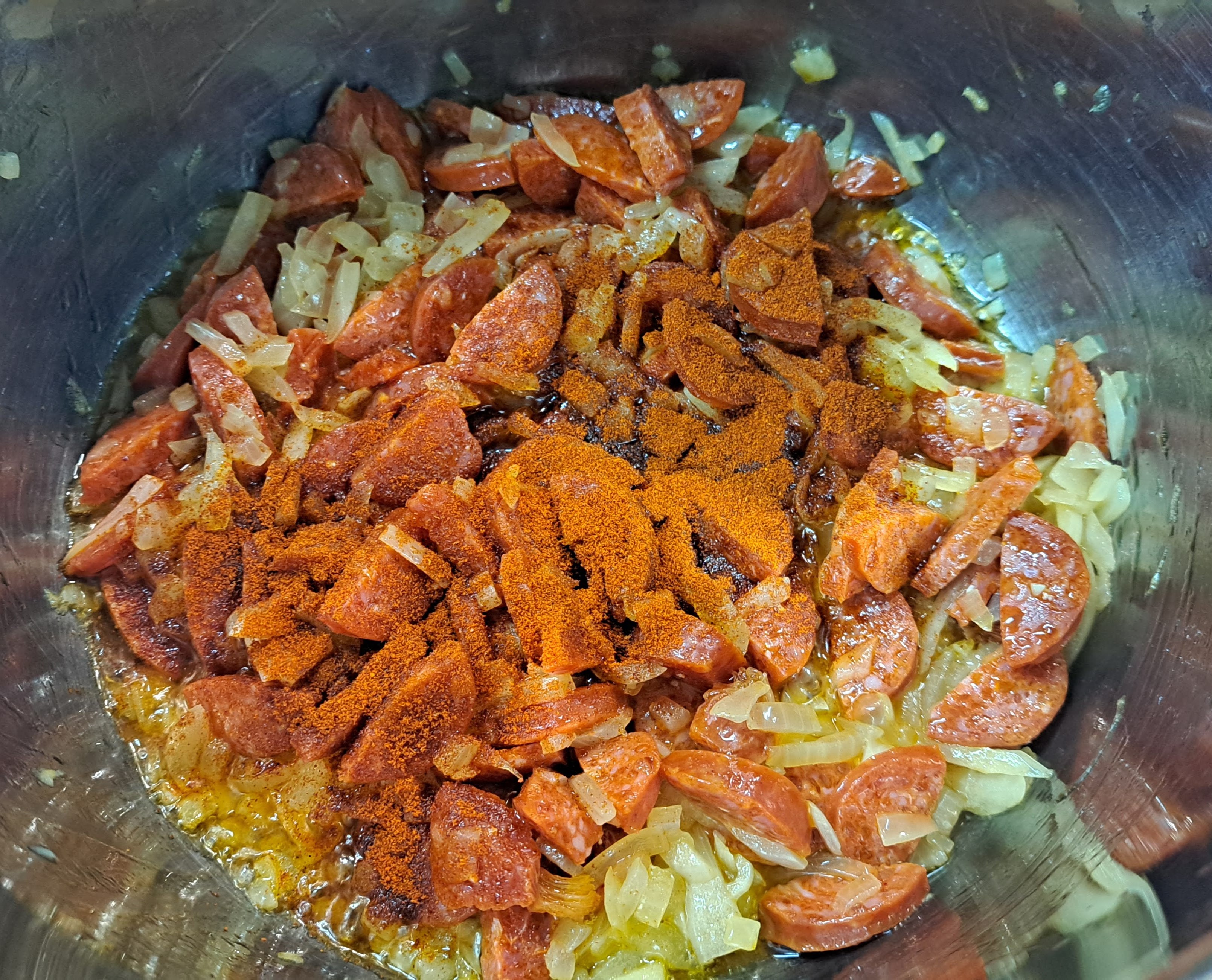 Pridáme mletú sladkú červenú papriku a premiešame, aby sa v tuku rozpustila