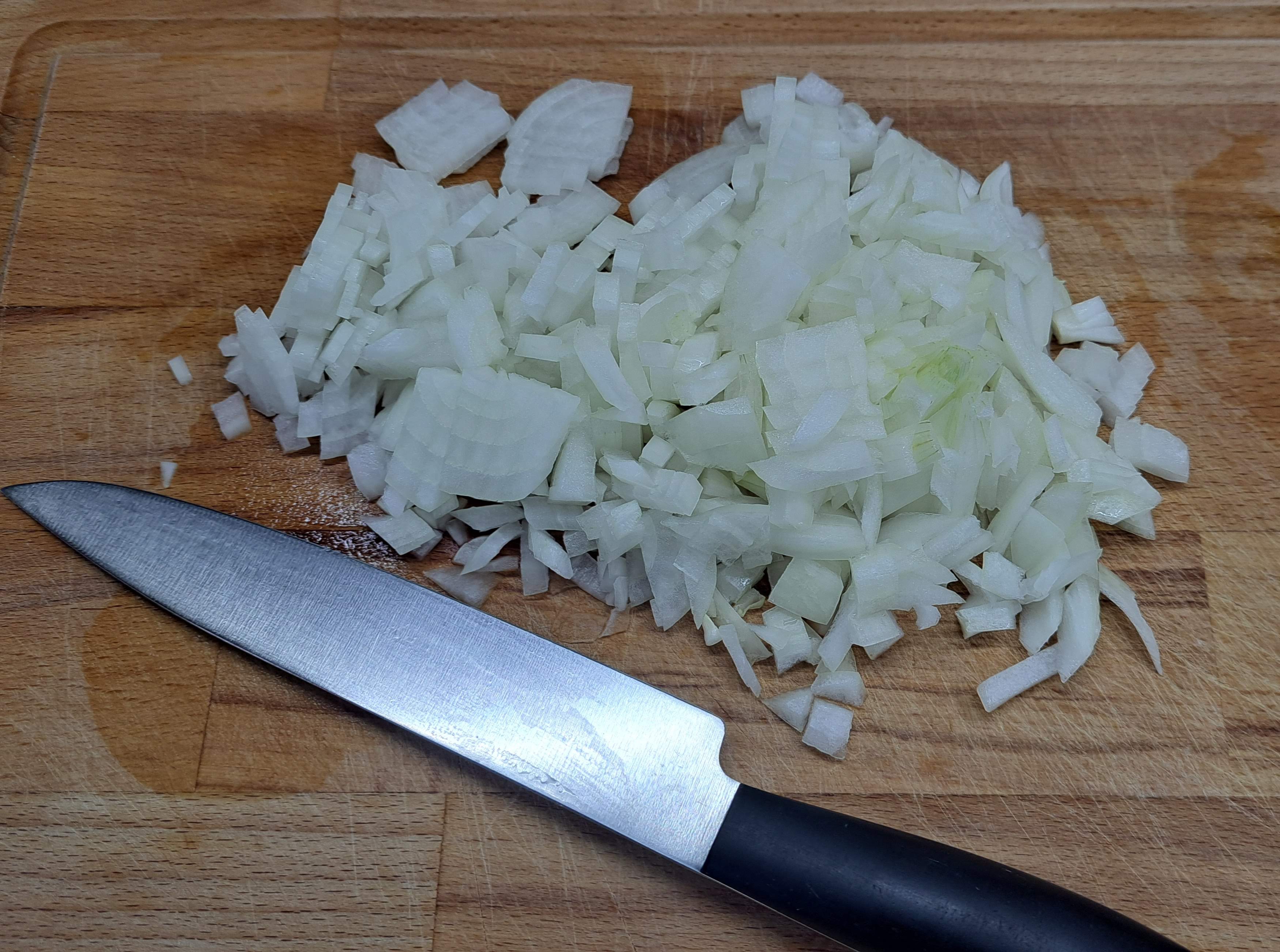 Cibuľu nakrájame nadrobno na malé kocky