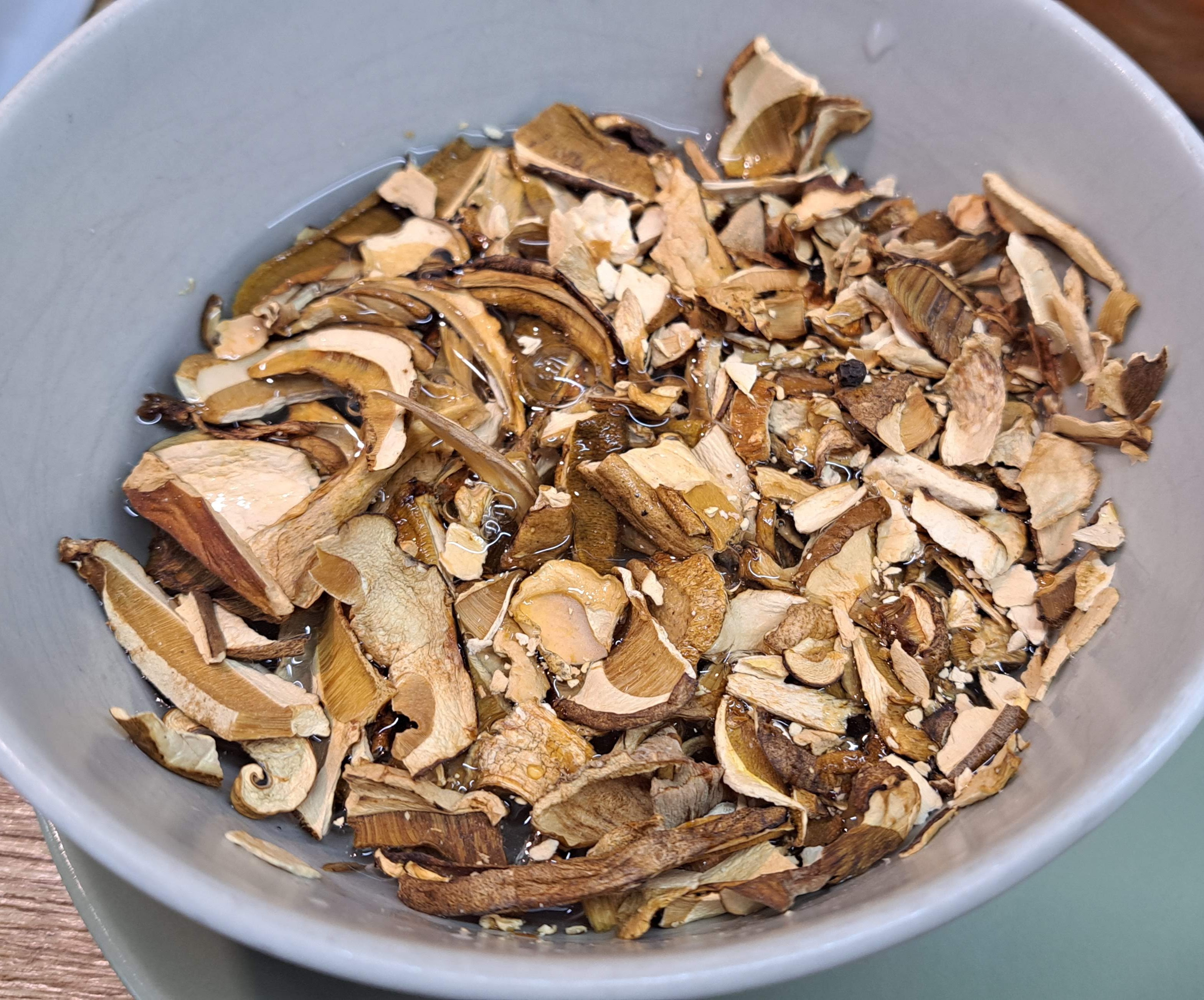 Sušené hríby namočíme do vlažnej vody v miske, aspoň na hodinu, aby zmäkli a pustili farbu