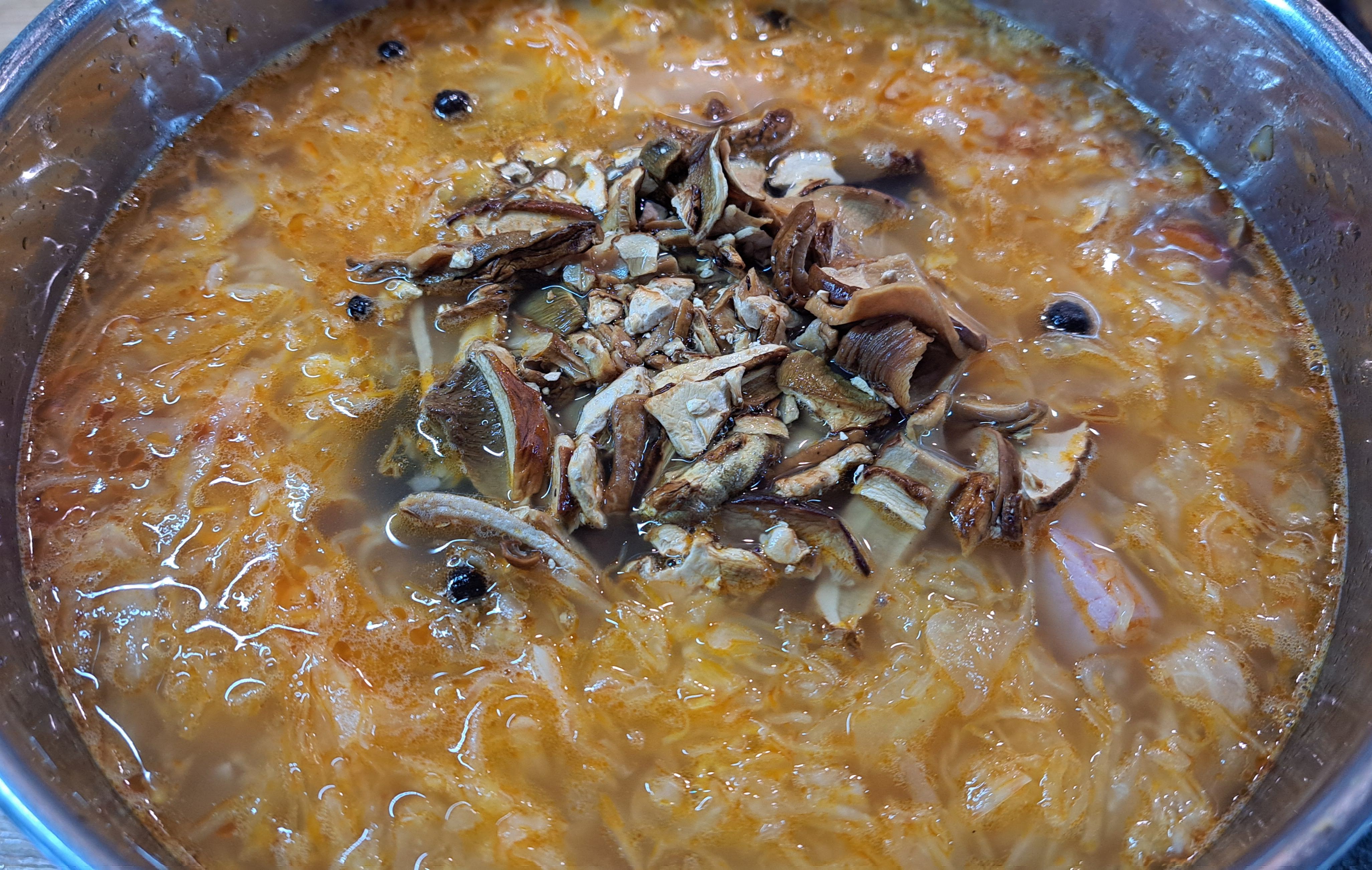 Keď začne vrieť, pridáme sušené slivky a namočené sušené hríby aj s vodou z misky