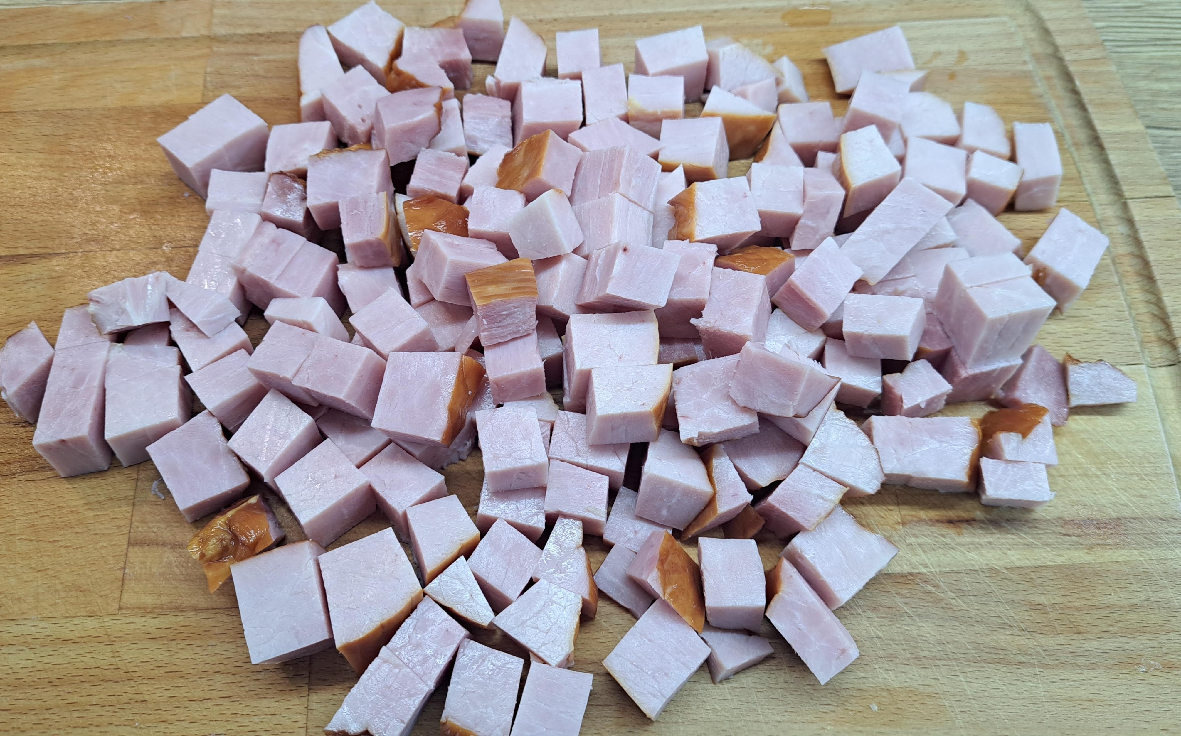 Bravčové údené stehno si nakrájame na kocky