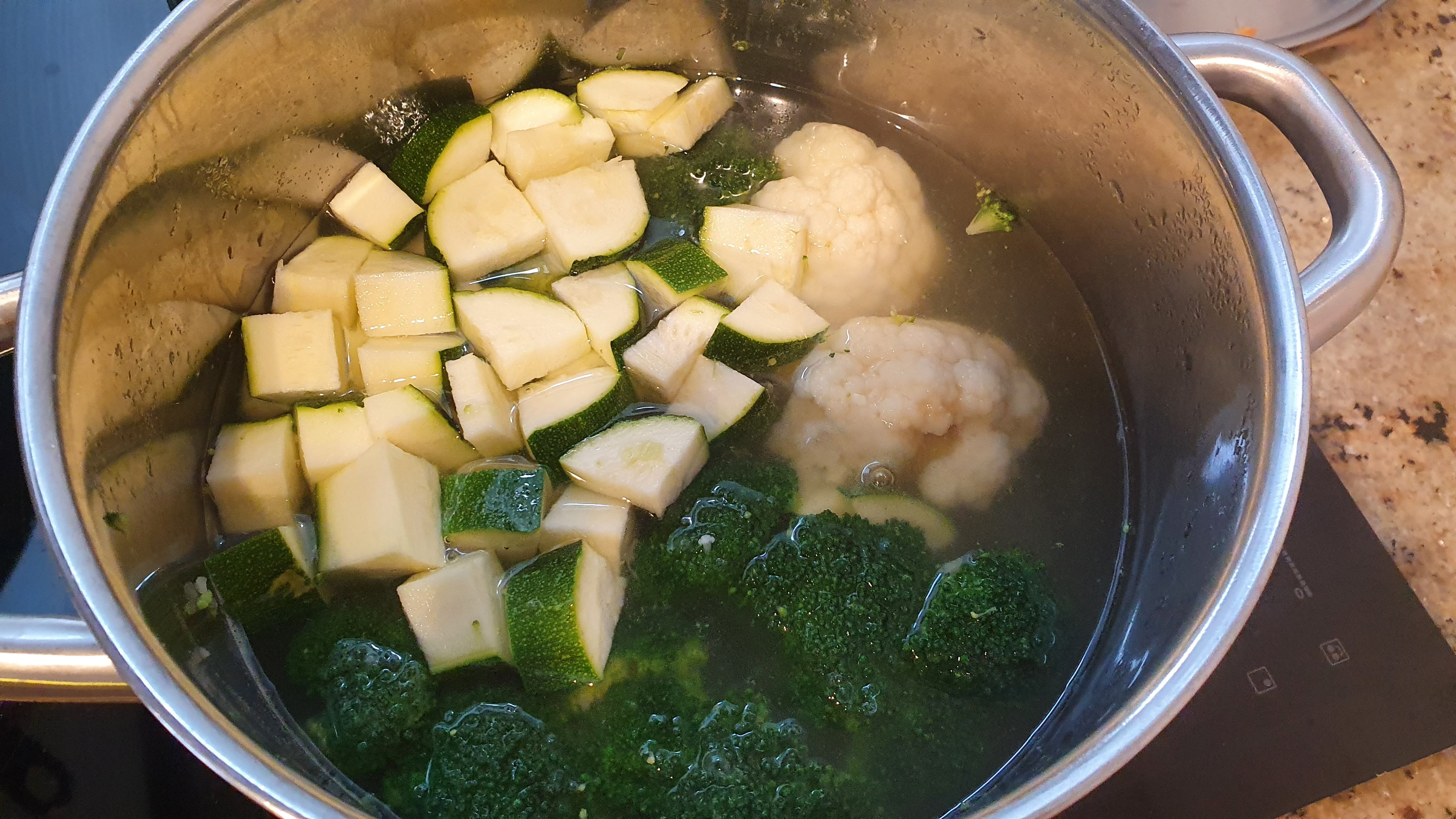 Z vody uvaríme zeleninovú polievku