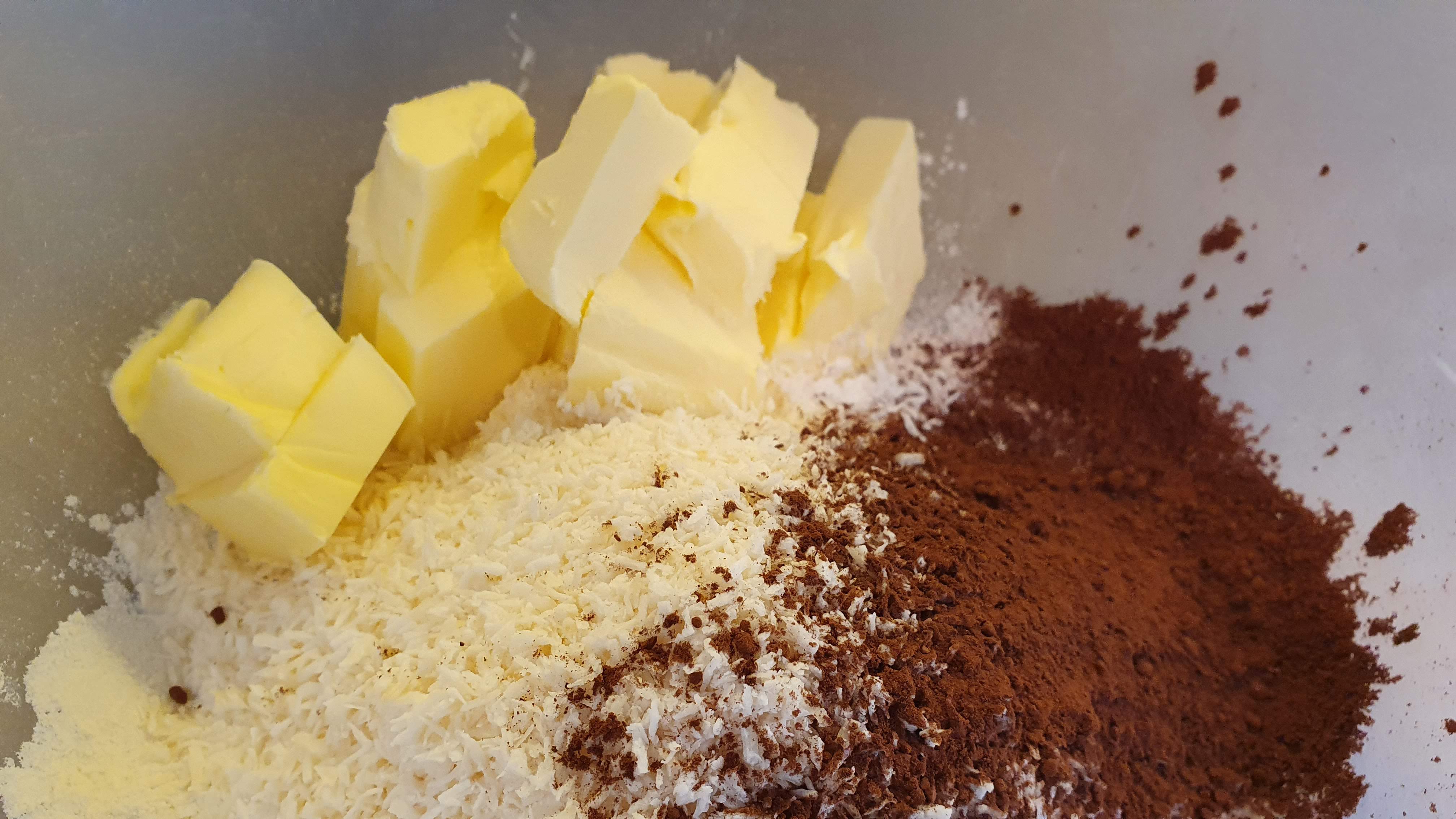 Maslo si vyberieme aspoň hodinu pred prípravou z chladničky, aby bolo mäkké. Z ingrediencií vymiešame hutnejšie cesto.