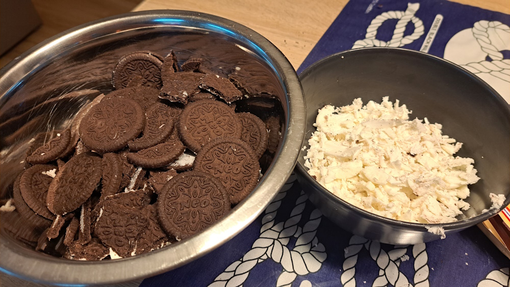 Z dvoch balení kakaových sušienok NEO oddelíme plnku od sušienok