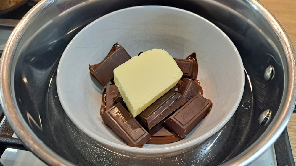 Keď sa začne čokoláda topiť, pridáme maslo