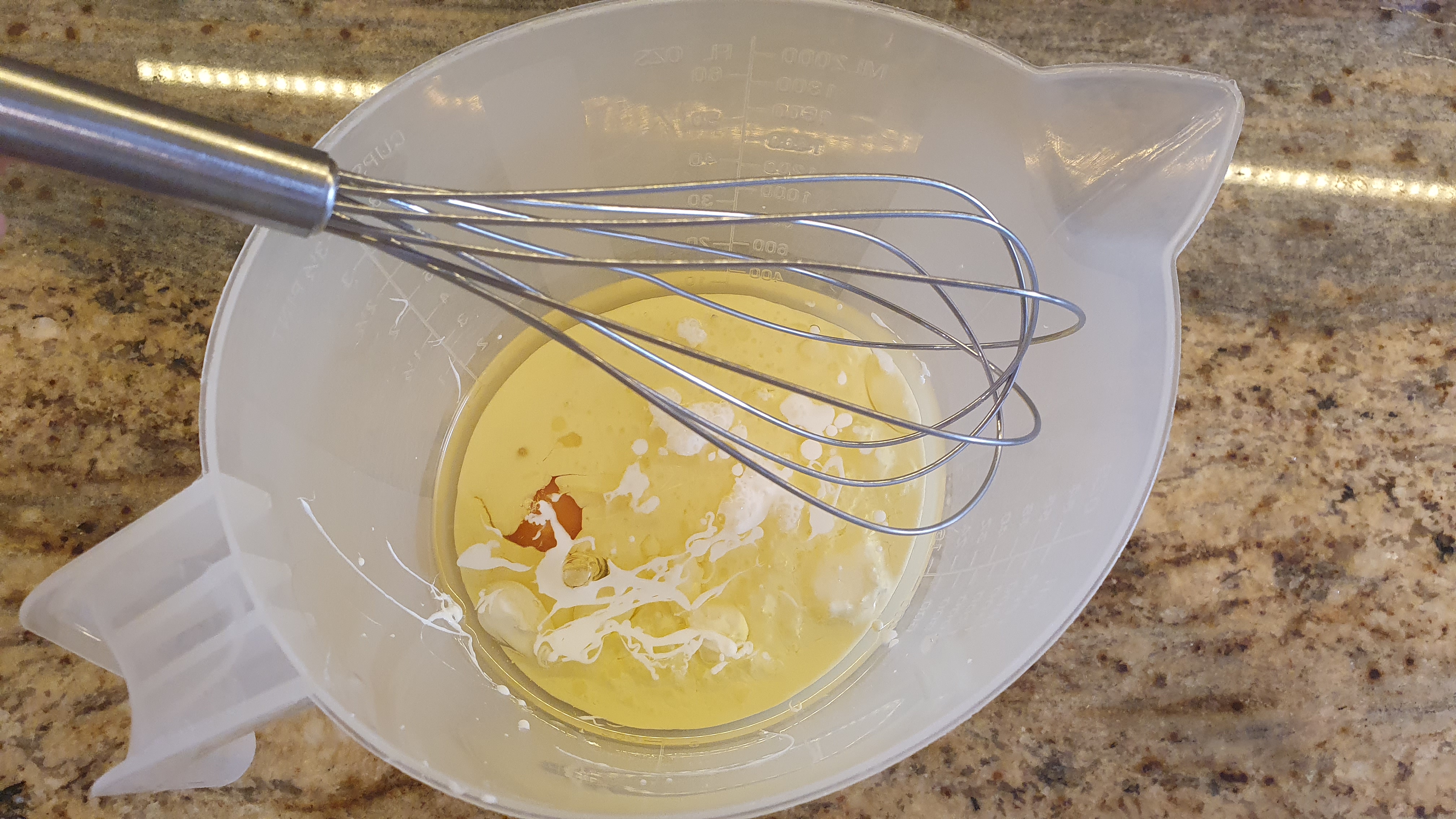 Do ďalšej nádoby nalejeme smotanu, olej a jedno vajce a rozšľaháme. Ak pridávame inú tekutú prílohu, napríklad jablkové pyré, vanilkovú/rumovú esenciu alebo med, tak patrí do tejto zmesi.