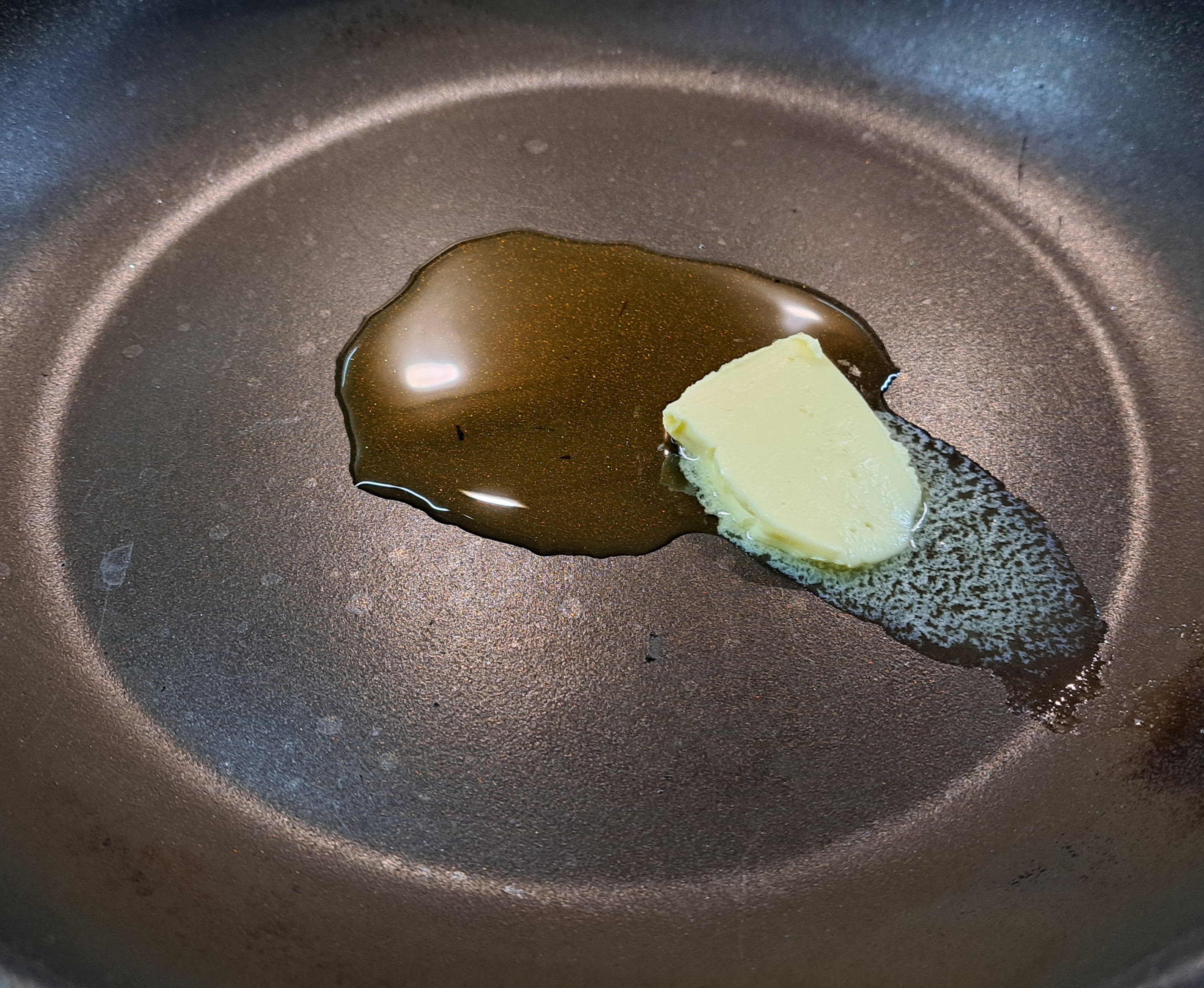 Na panvicu nalejeme trochu olivového oleja a pridáme kúsok masla