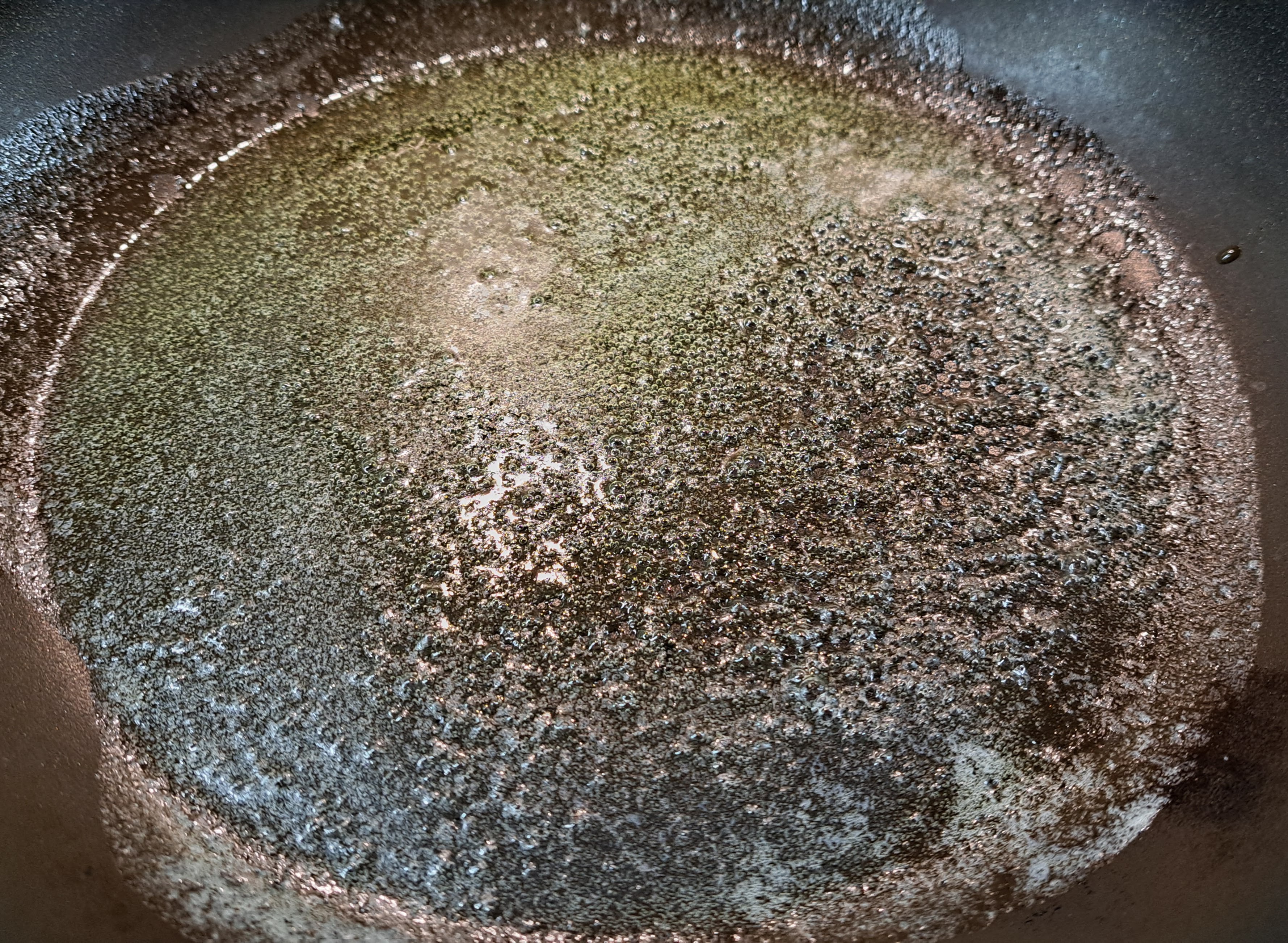 Maslo na panvici po rozpustení začne vytvárať jemnú penu