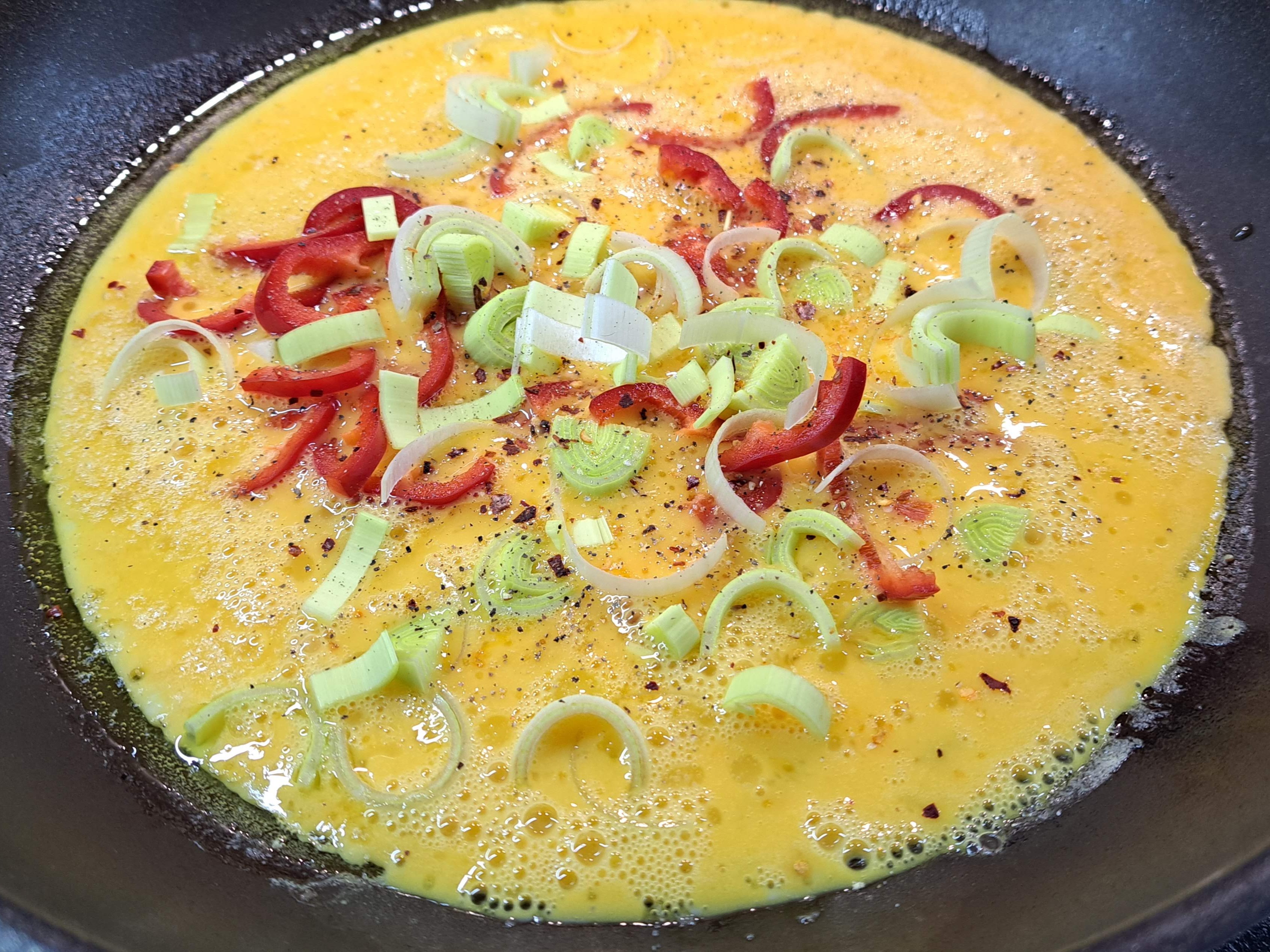 Pridáme morskú soľ, čierne korenie a trochu chilli.