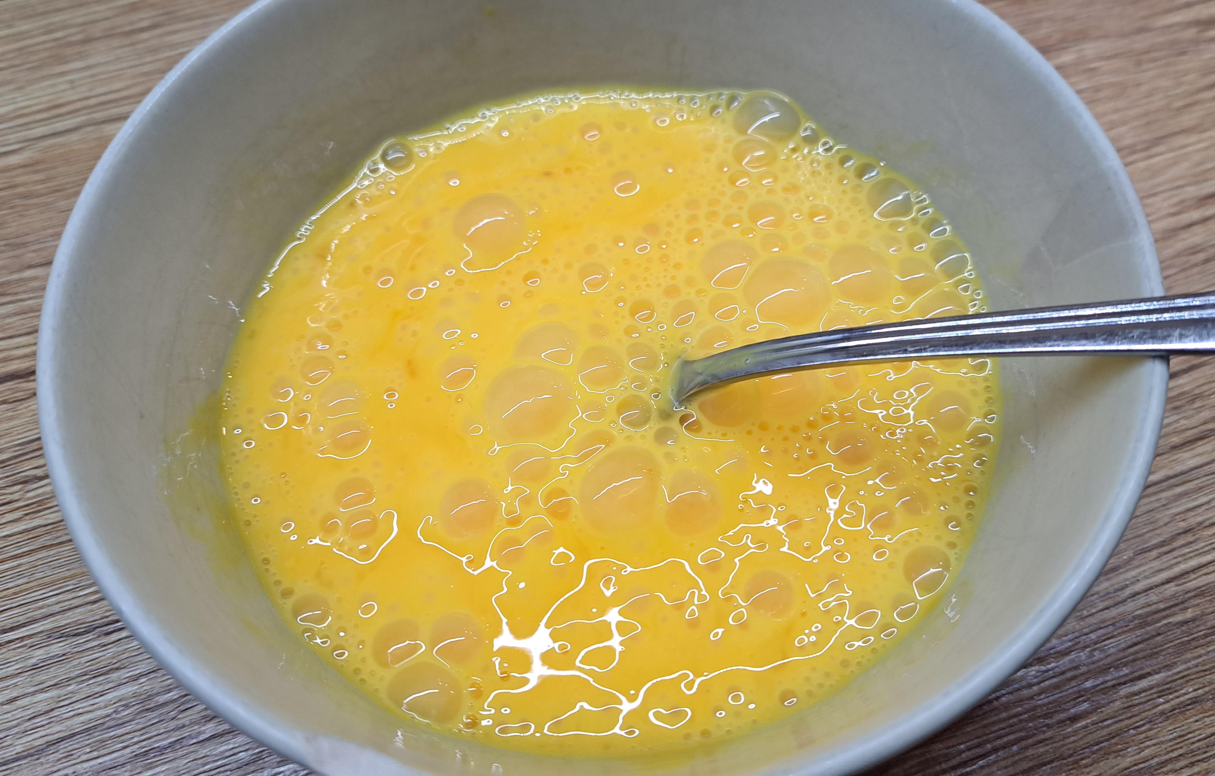 Vajcia na omeletu rozšľaháme.