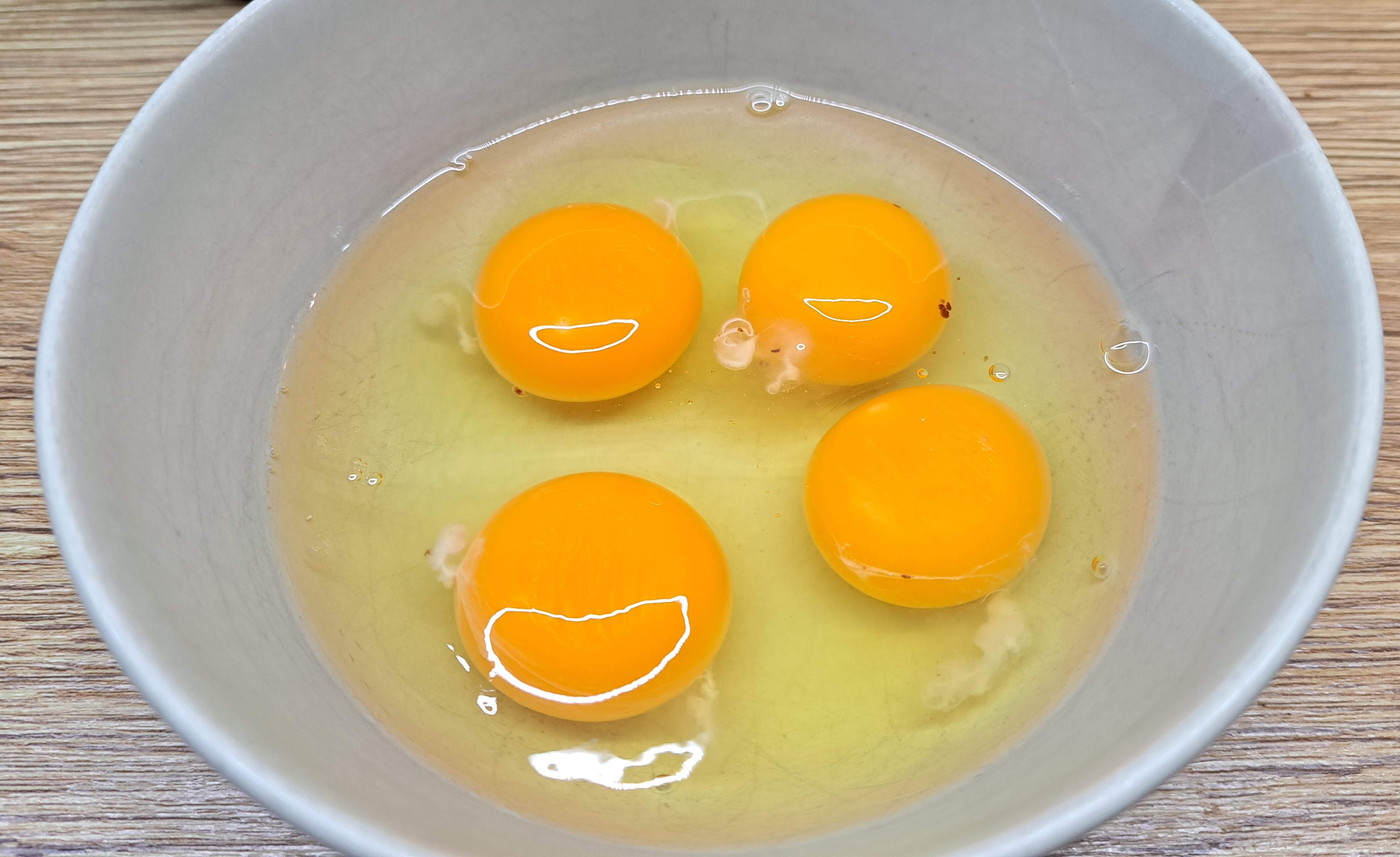 Do misky si vyklepneme tri alebo štyri vajcia.