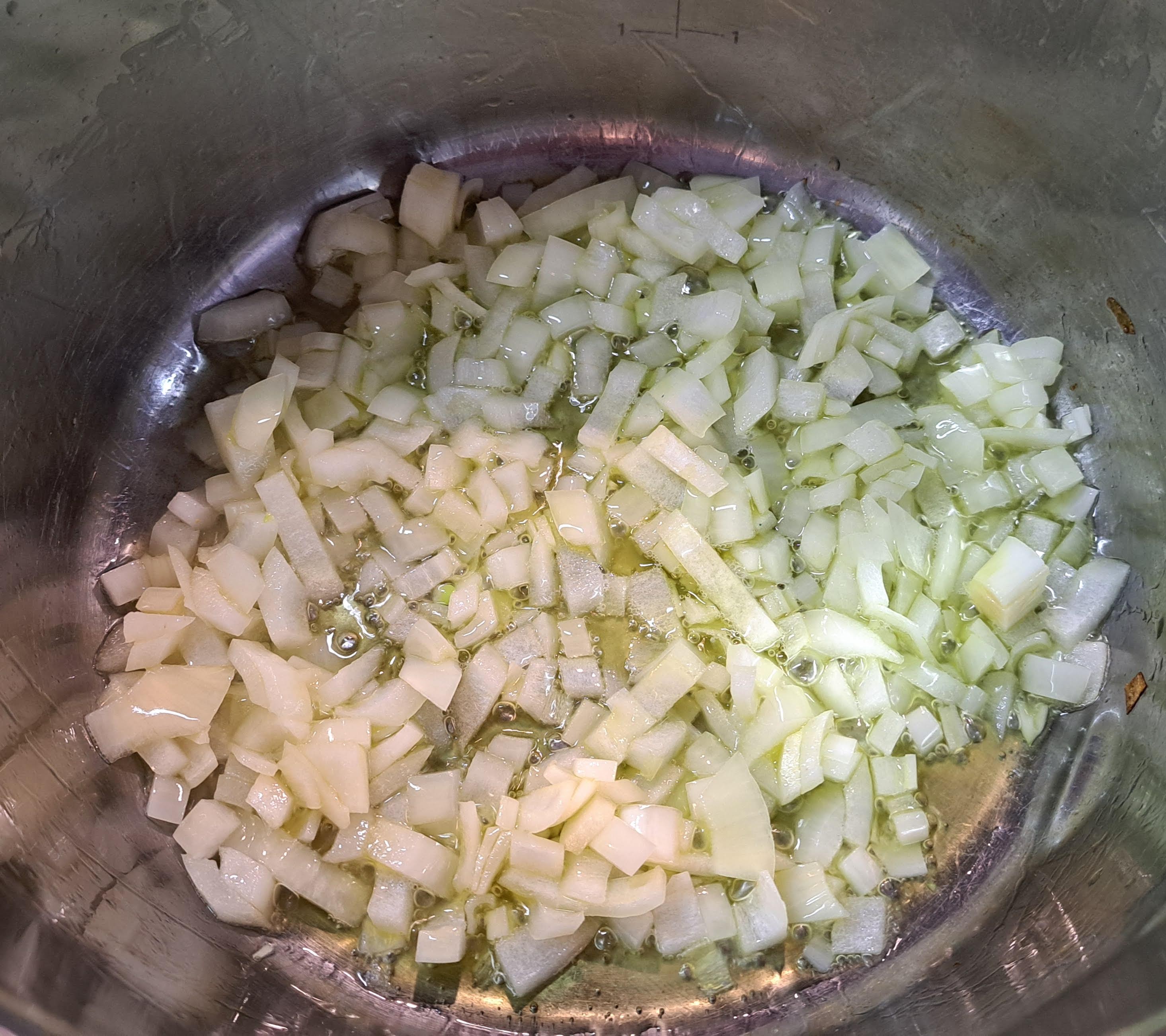 nakrájame nadrobno jednu väčšiu cibuľu a osmažíme ju do zlatista na olivovom oleji v hrnci, v ktorom budeme variť polievku