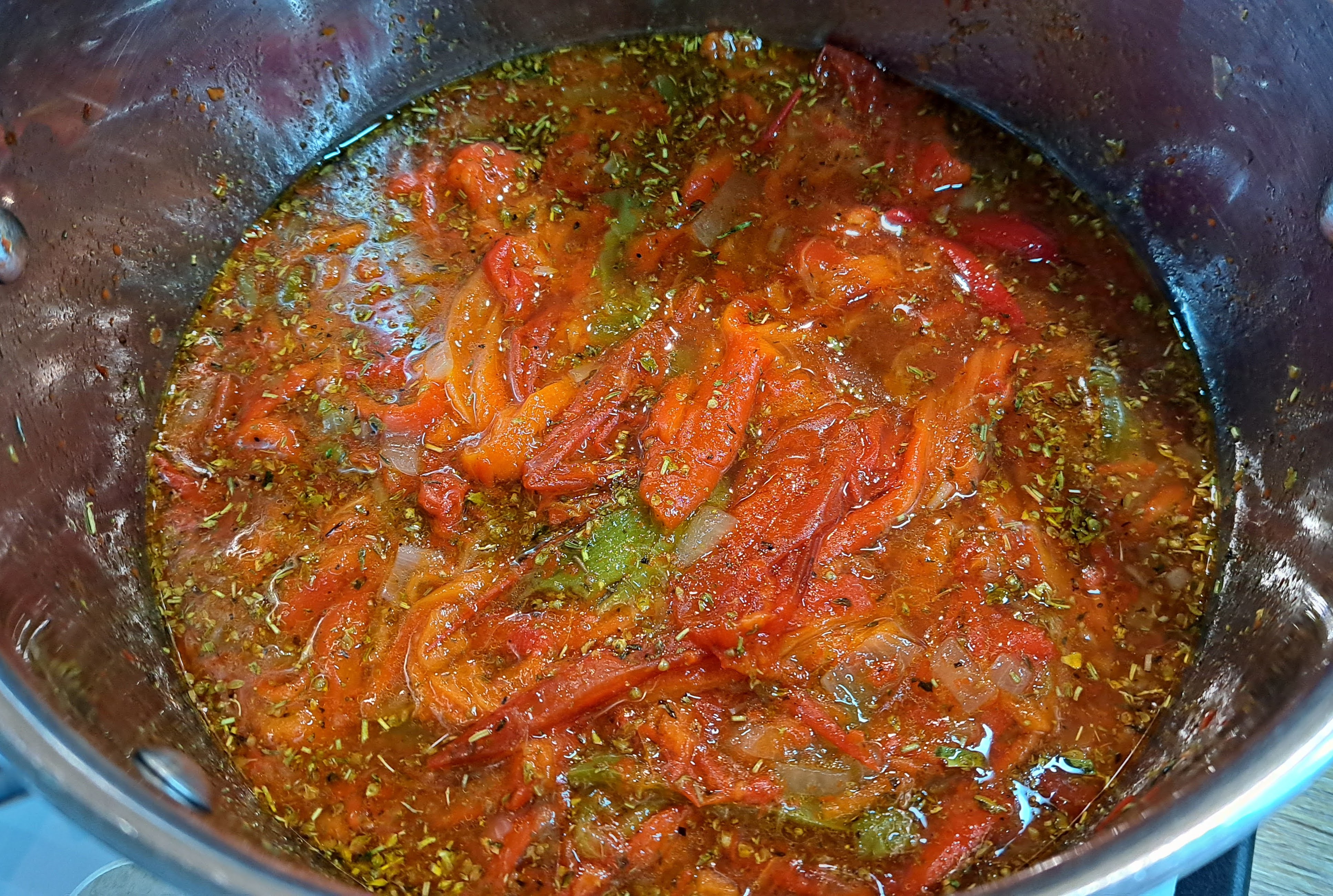 Pridáme morskú soľ, mleté čierne korenie, sušené drvené oregano a sušený drvený tymian. Privedieme k varu a varíme približne 20 minút