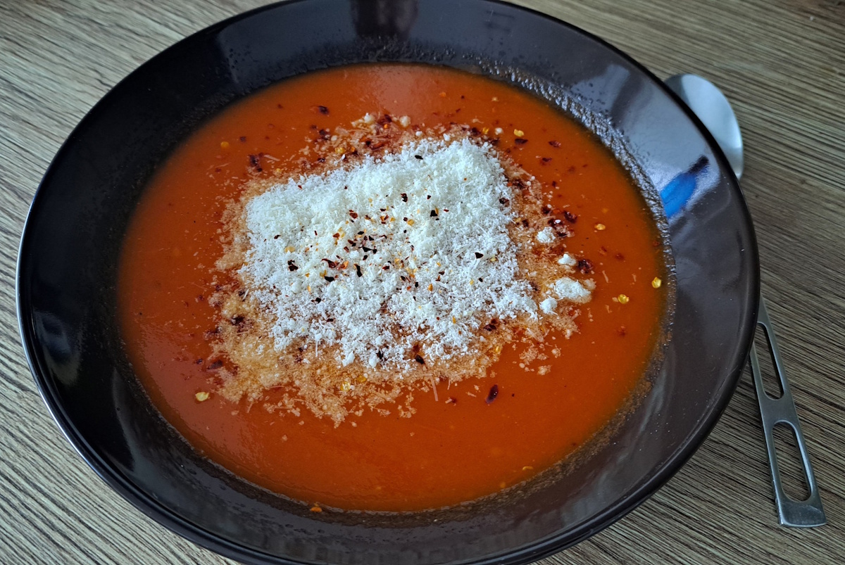 Recept na paradajkovú polievku z čerstvých paradajok s parmezánom