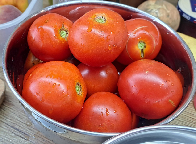 Umyjeme pod studenou tečúcou vodou 1 kg čerstvých paradajok
