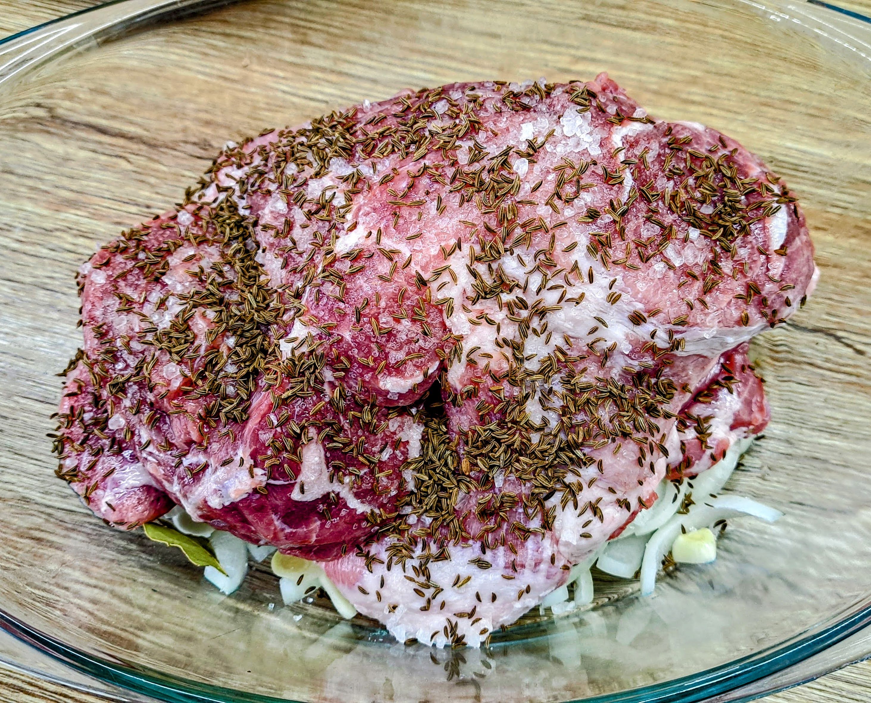 Pridáme bravčové stehno vcelku a ochutíme ho morskou soľou a celou rascou.