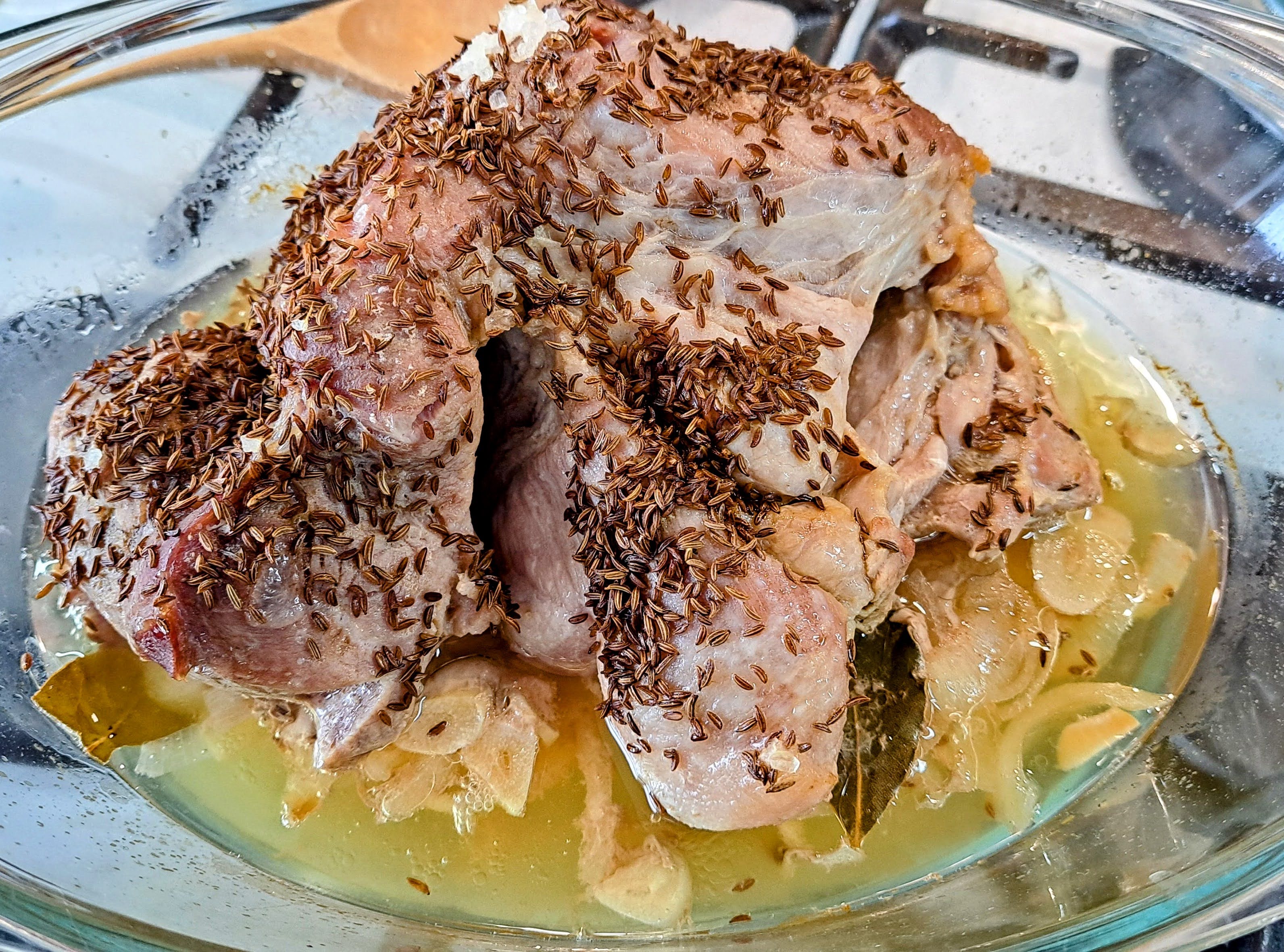 Vložíme zapekaciu misu zatvorenú do vopred predhriatej rúry na pečenie horný a spodný ohrev na 160°C