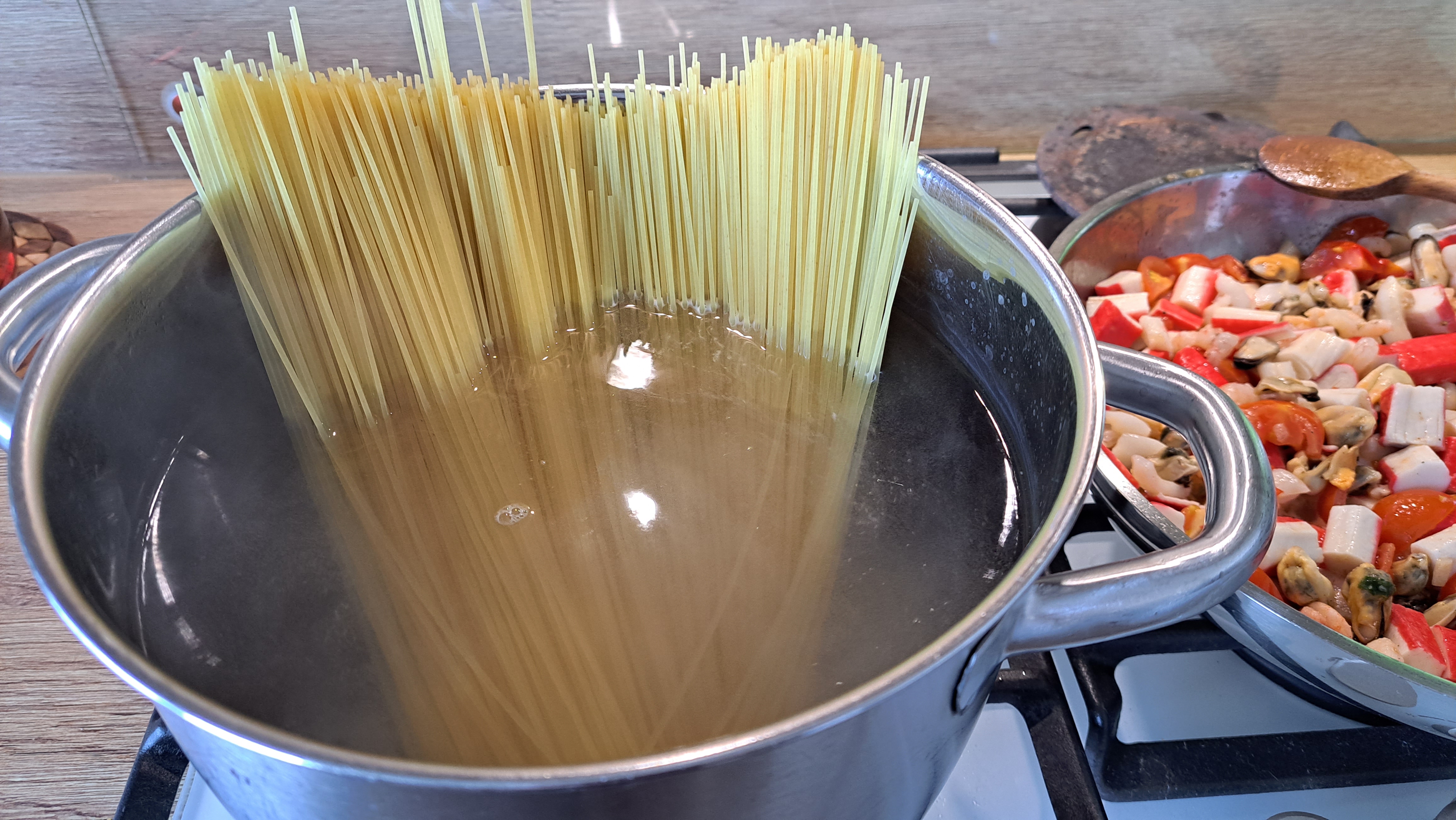V hrnci uvaríme špagety. Do zmesi na panvici pridáme citrónovú šťavu vytlačenú z jedného citróna, premiešame.