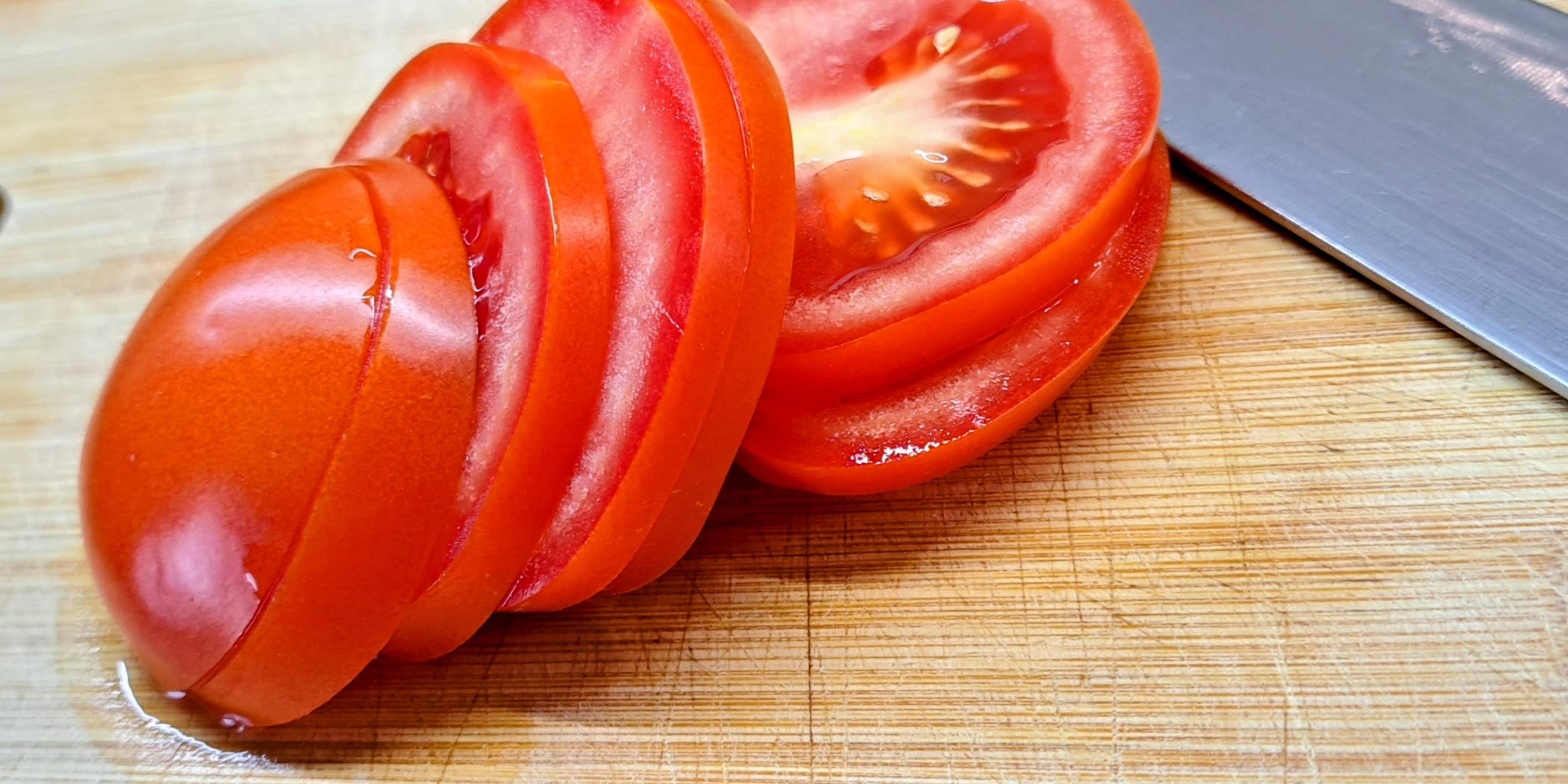 Zeleninu na ratatouille – paradajky nakrájame na tenké plátky