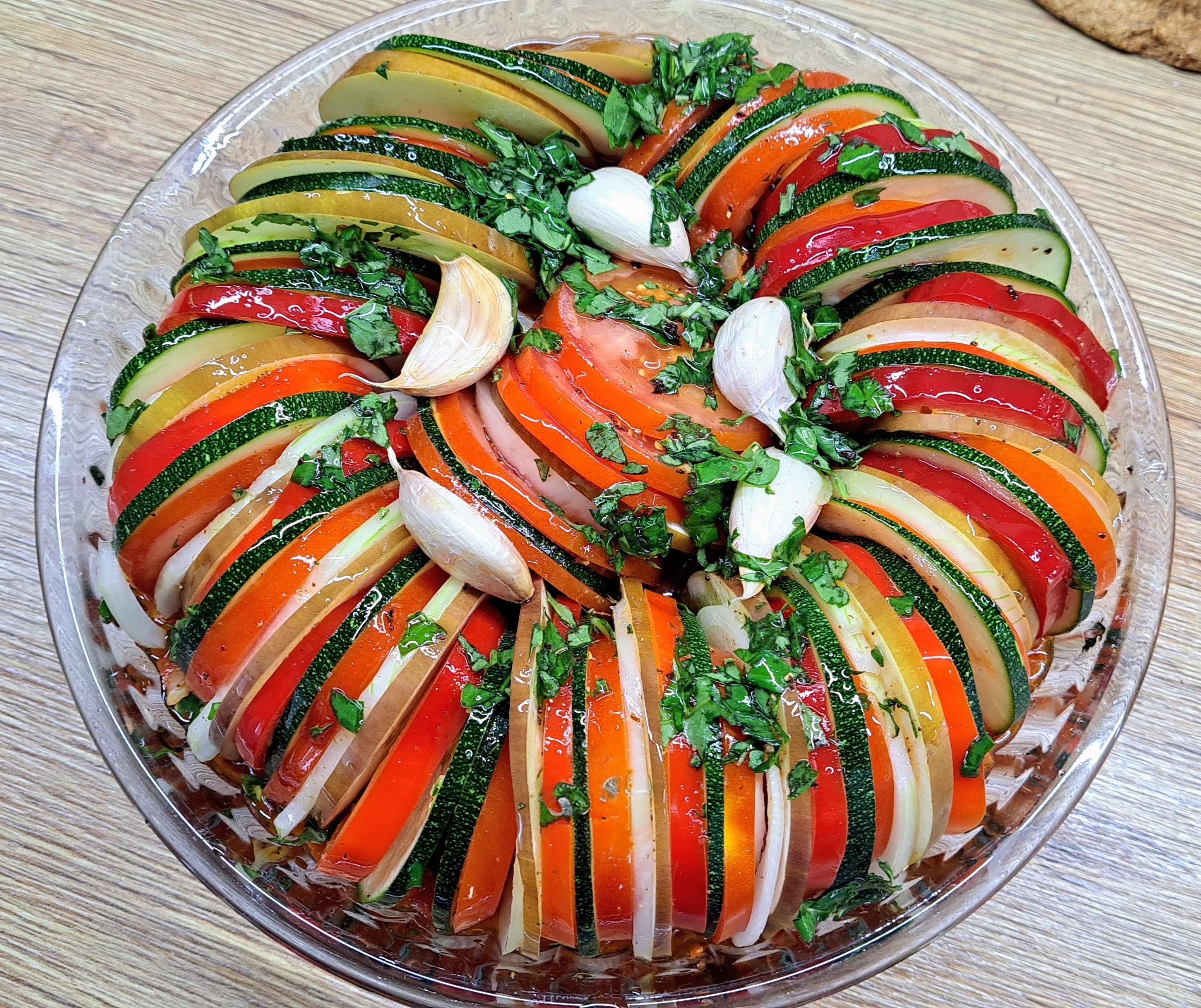 V mise pripravené ratatouille potrieme zmesou olivového oleja a korenín.