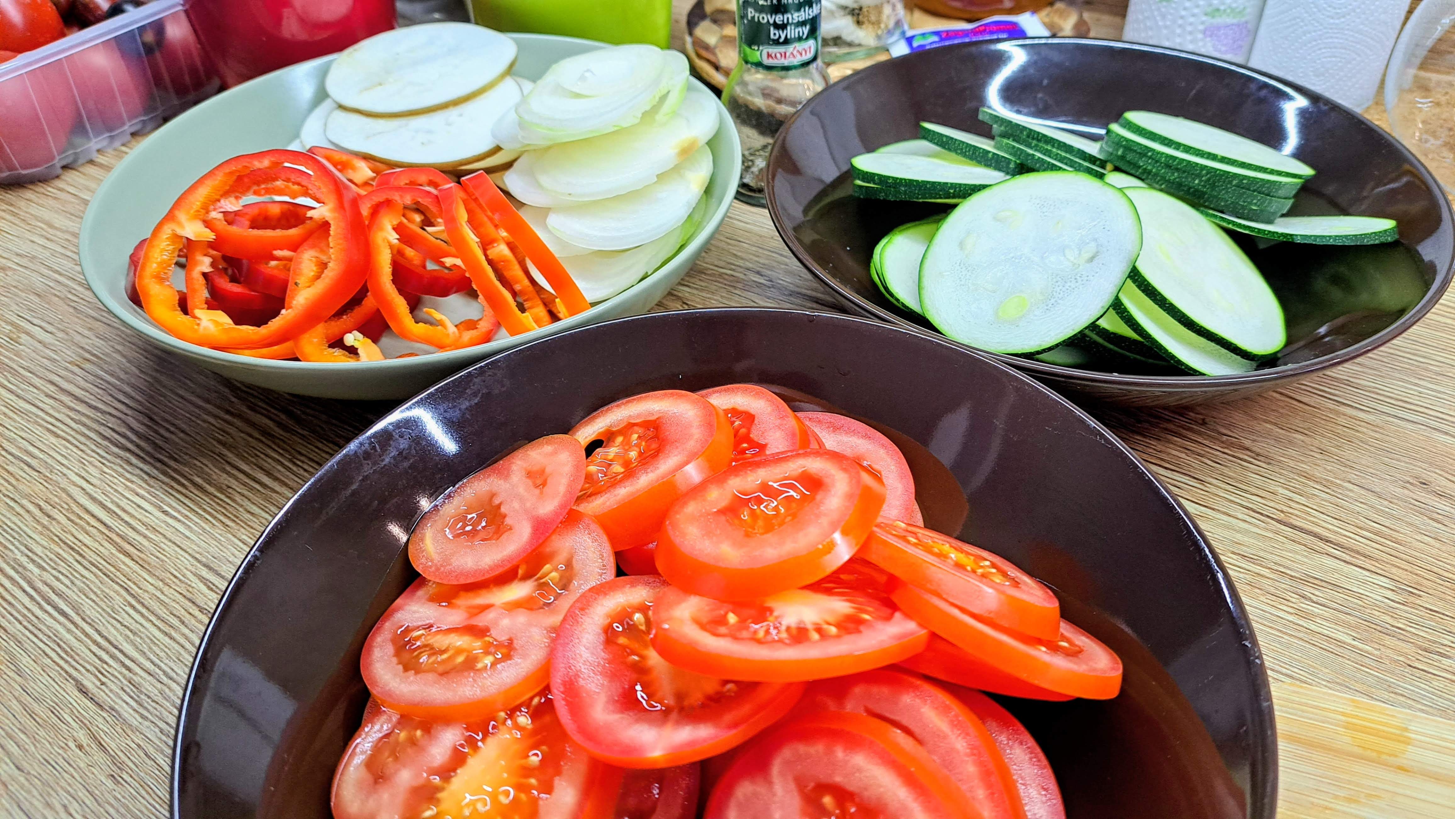 Zeleninu na ratatouille – baklážán, cuketa, paprika, cibuľa a paradajky nakrájame na tenké plátky
