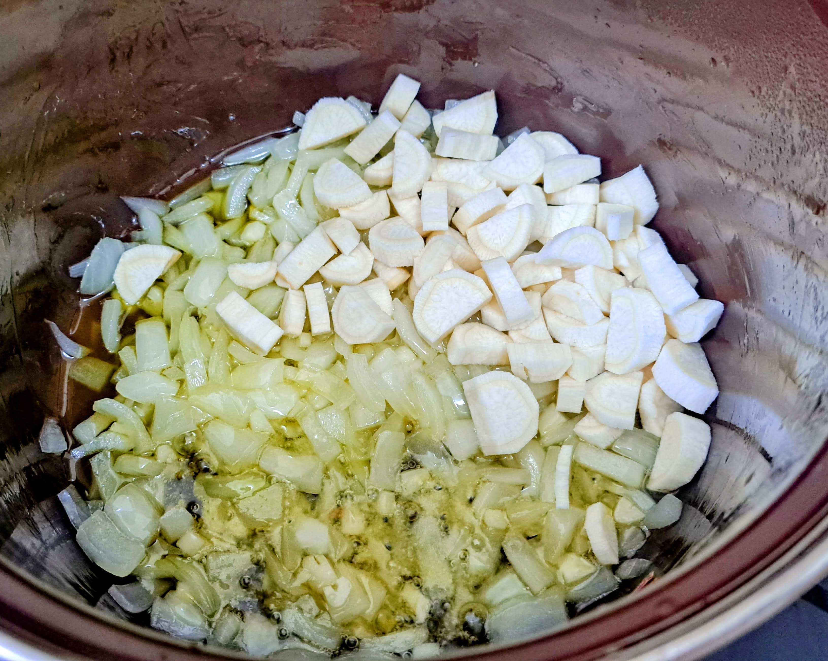 Keď začne cesnak voňať, pridáme nakrájaný petržlen
