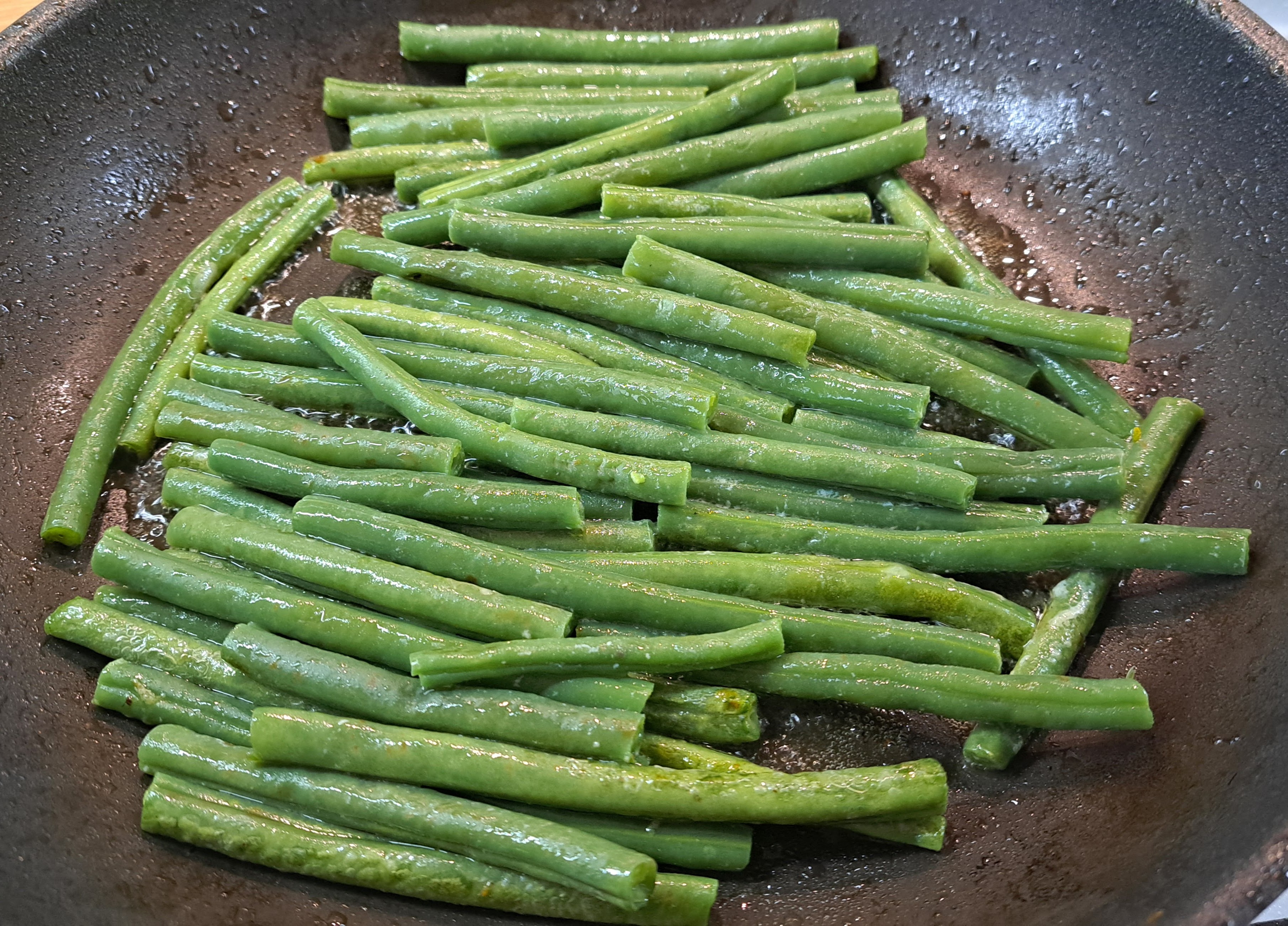 dáme do panvice zase kúsok masla a opražíme na ňom zelené fazuľové struky